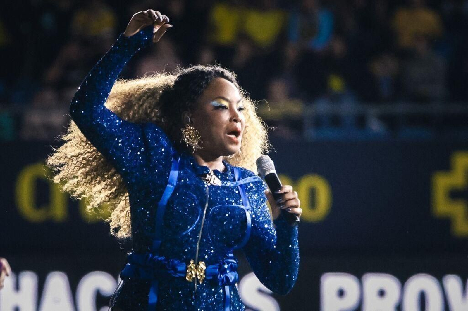 La cantante durante la actuación antes del partido Cádiz-Sevilla.
