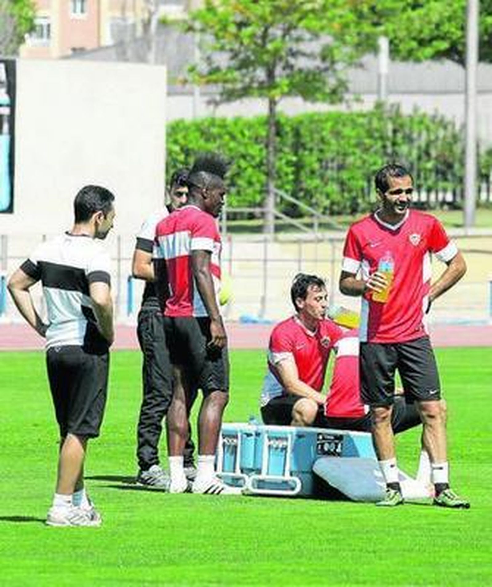 Verza -derecha- repone fuerzas con una bebida isotónica.