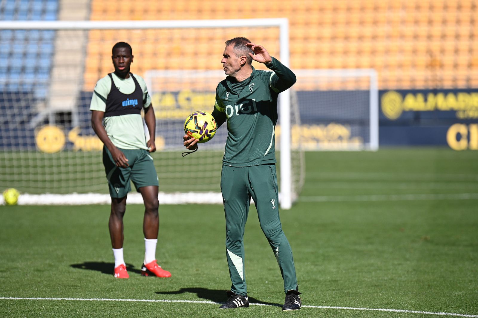 Garitano da instrucciones en un entrenamiento.