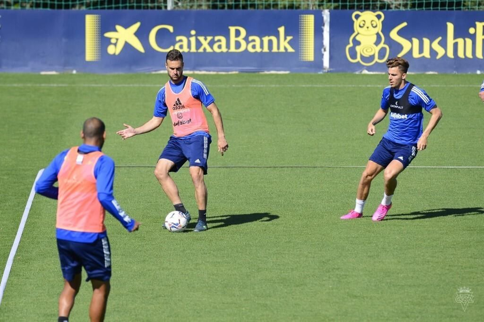 Cala golpea el balón en presencia de Fali y Alejo en el entreno de este miércoles.
