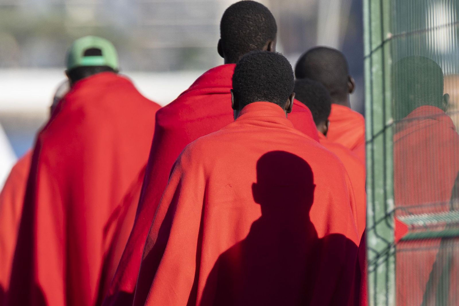 Inmigrantes llegados al puerto de Maspalomas, en Gran Canaria.