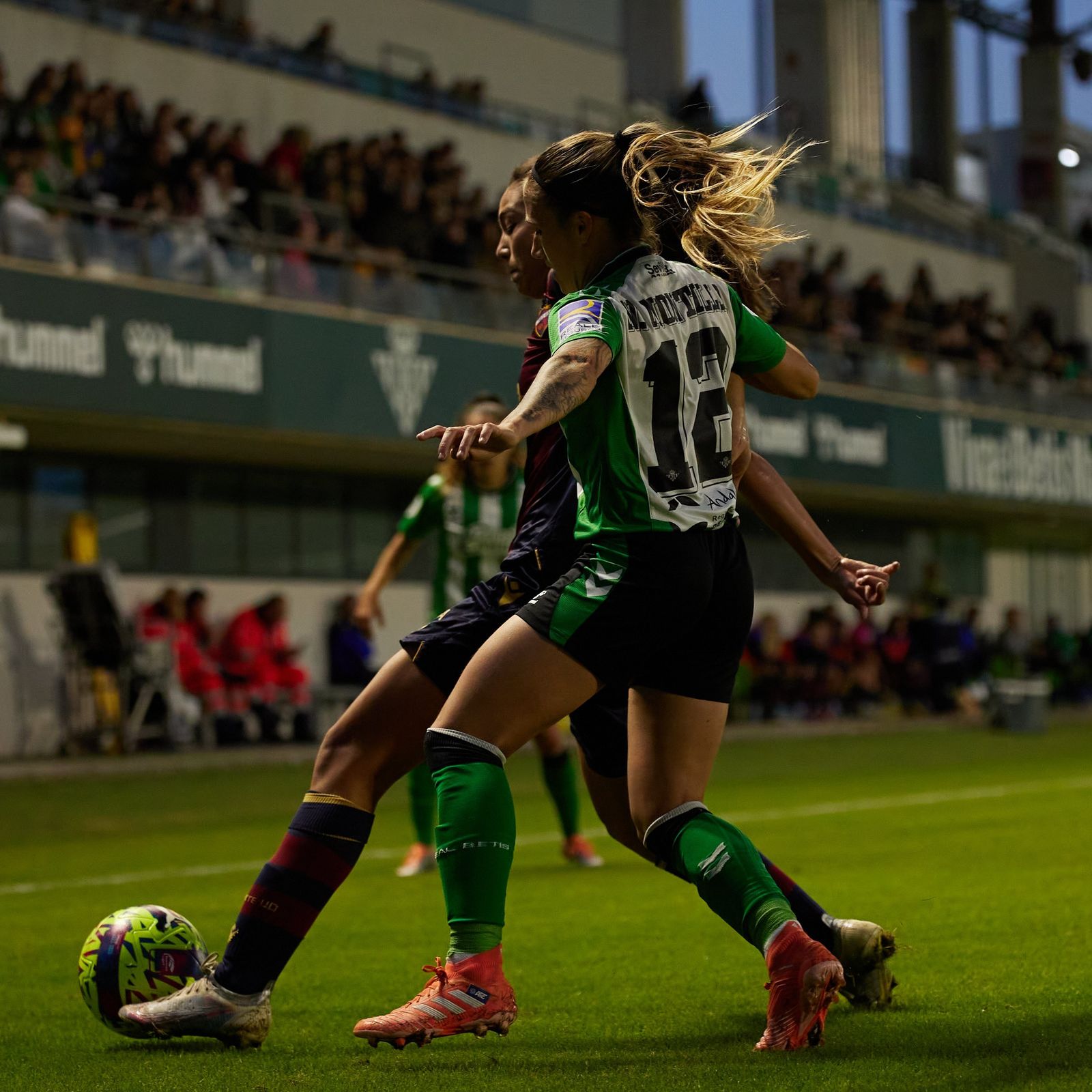 Natalia Montilla pelea un balón ante una jugadora levantinista.