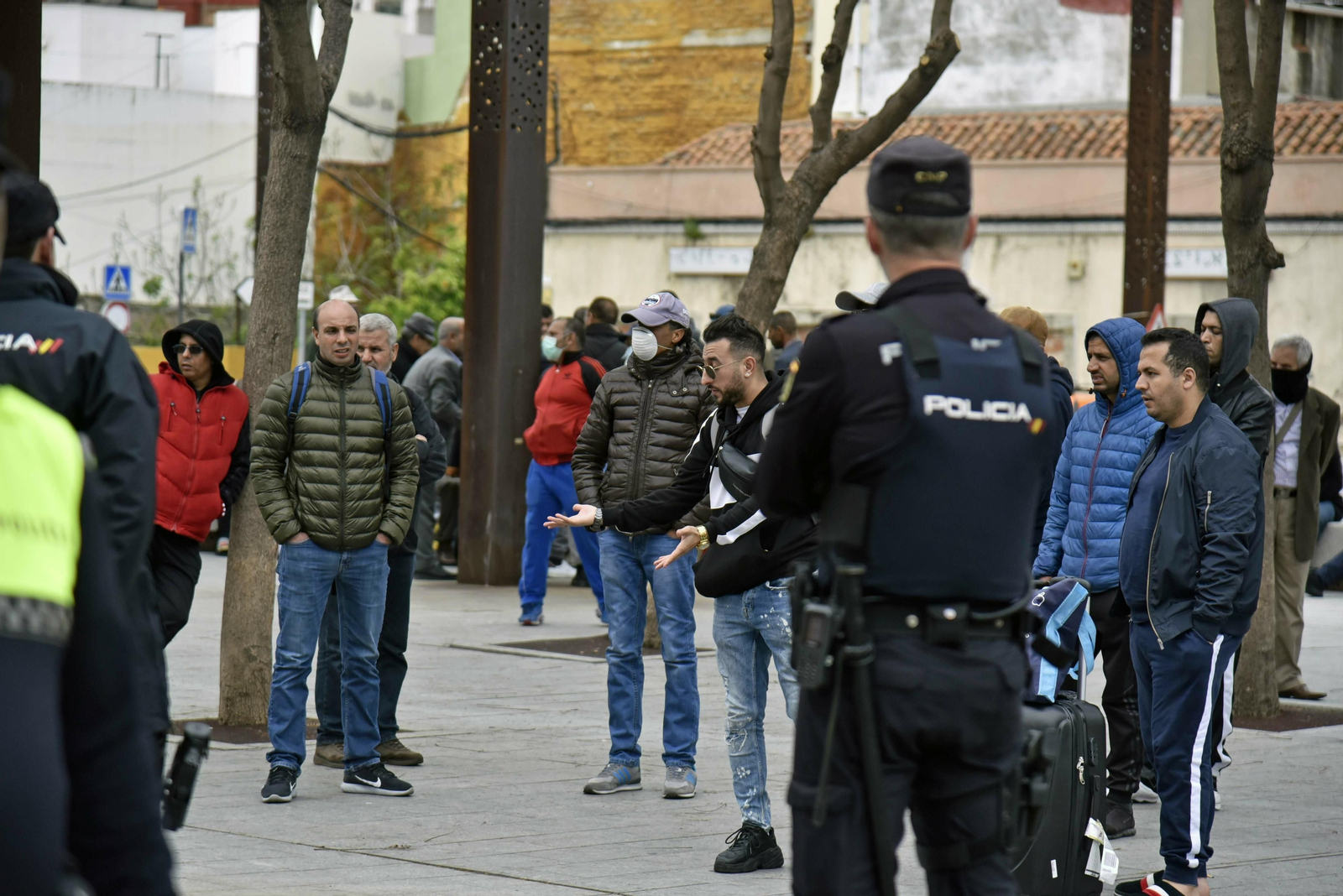 Los primeros marroquíes llegados desde Italia, frente al Consulado de Algeciras.