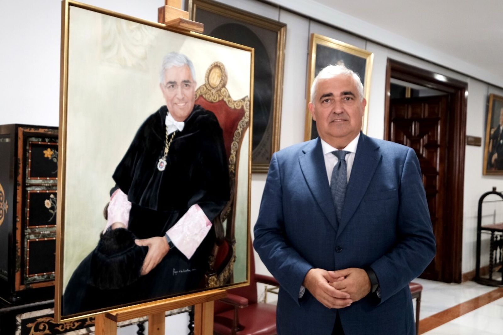 Antonio Ramírez de Arellano junto al retrato que ya luce en la galería de rectores de la US.