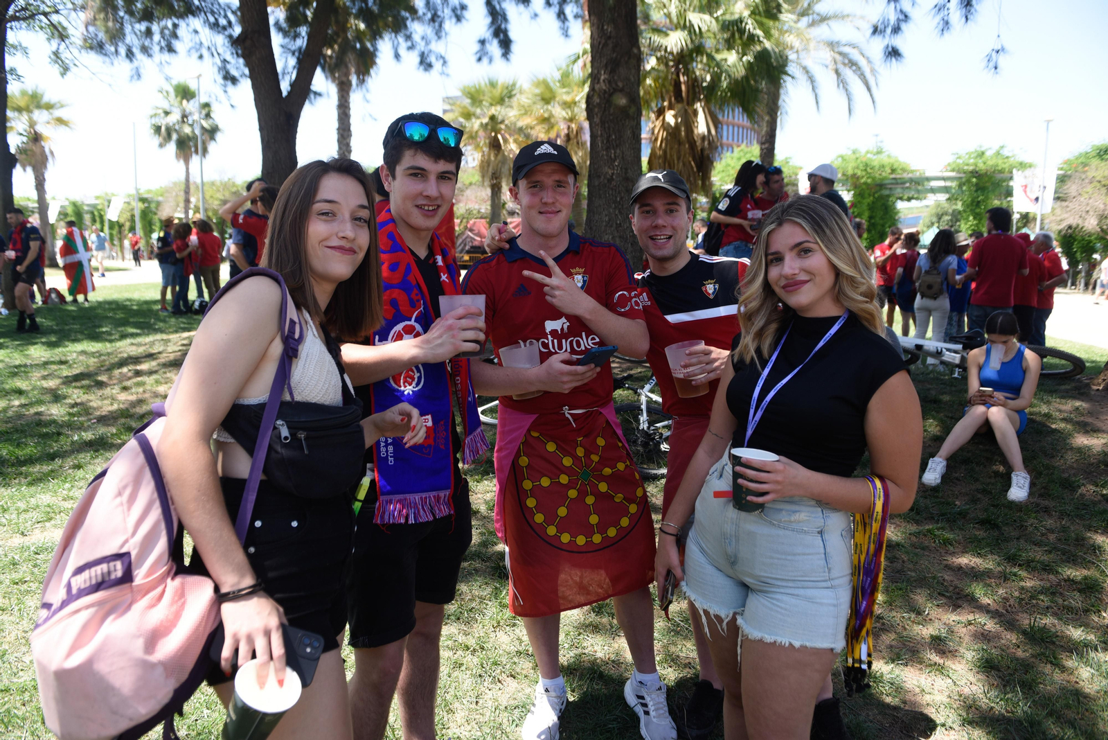 Búscate en la galería gráfica de las aficiones de Osasuna y Real Madrid en Sevilla