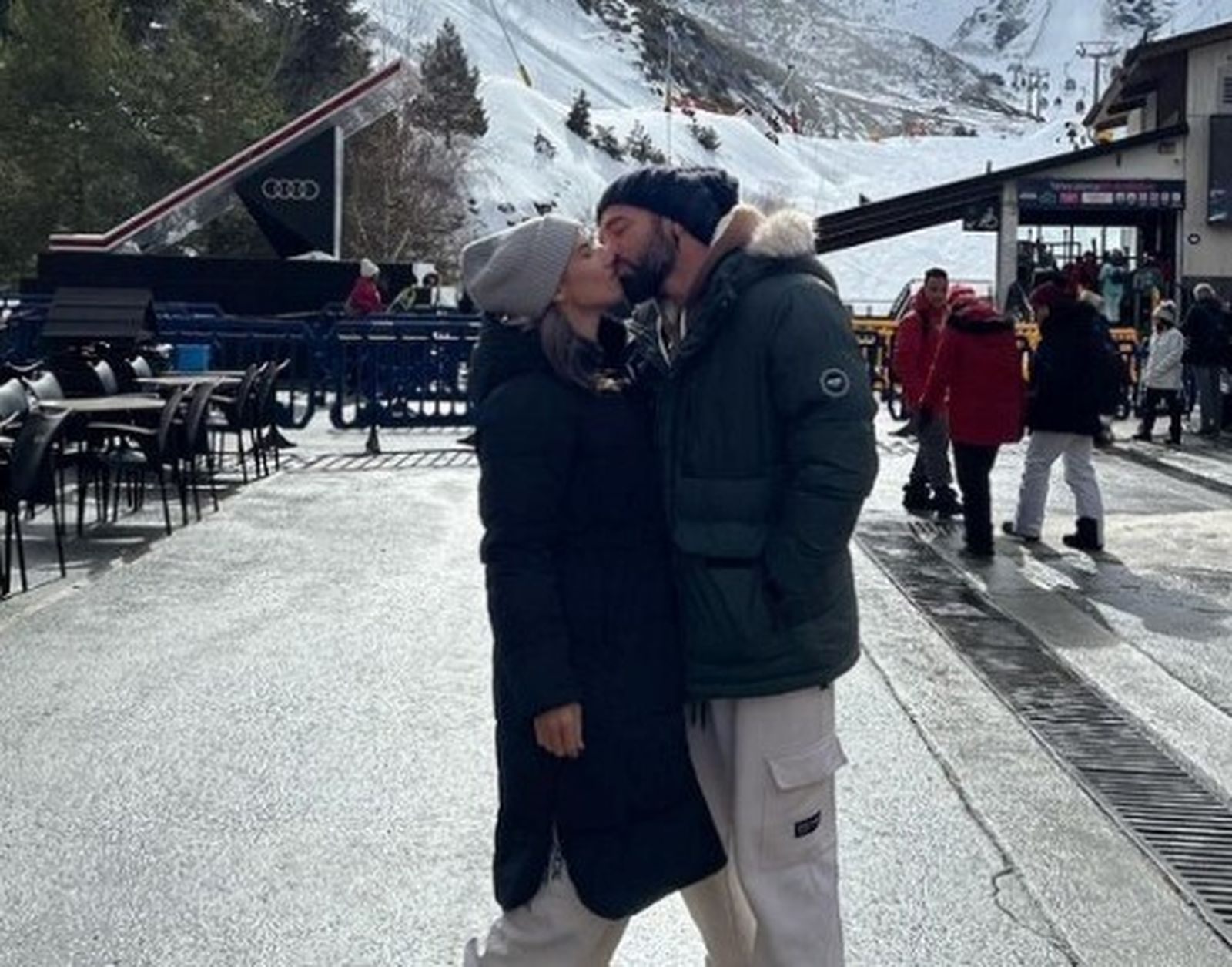 Si hace poco India e Ismael presumían de amor en la playa, ahora lo hacen en una estación de esquí
