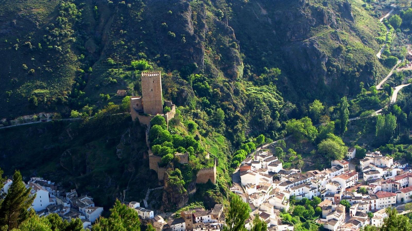 Cazorla, pueblo blanco de Andalucía y serrano por naturaleza. Cazorla, pueblo blanco de Andalucía y serrano por naturaleza.