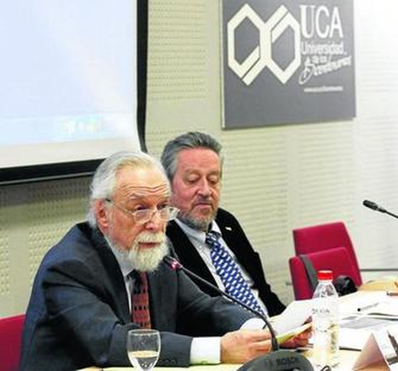 Jaime Edmundo Rodríguez, conferenciante inaugural, fue presentado por el profesor Alberto Ramos.