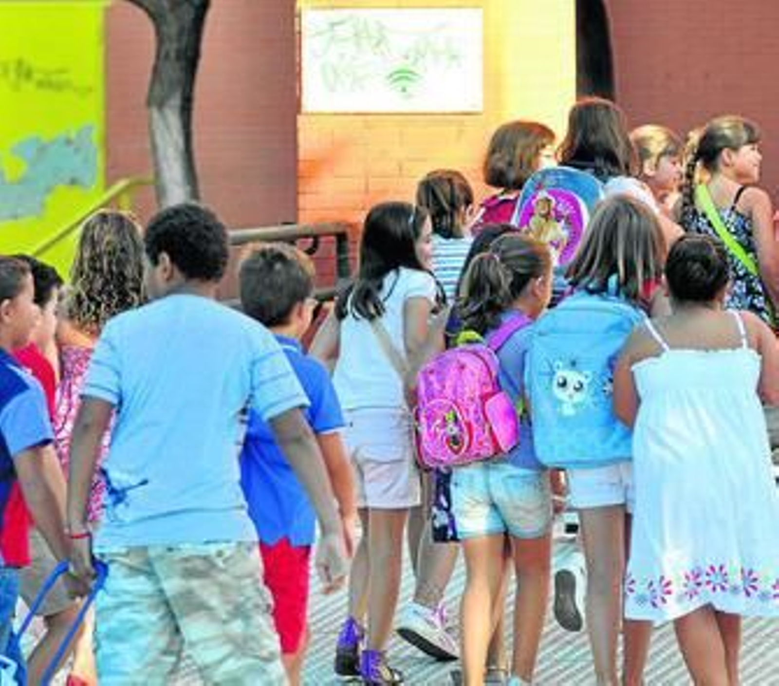 Imagen de archivo de la entrada de los niños al colegio en un primer día de clase.
