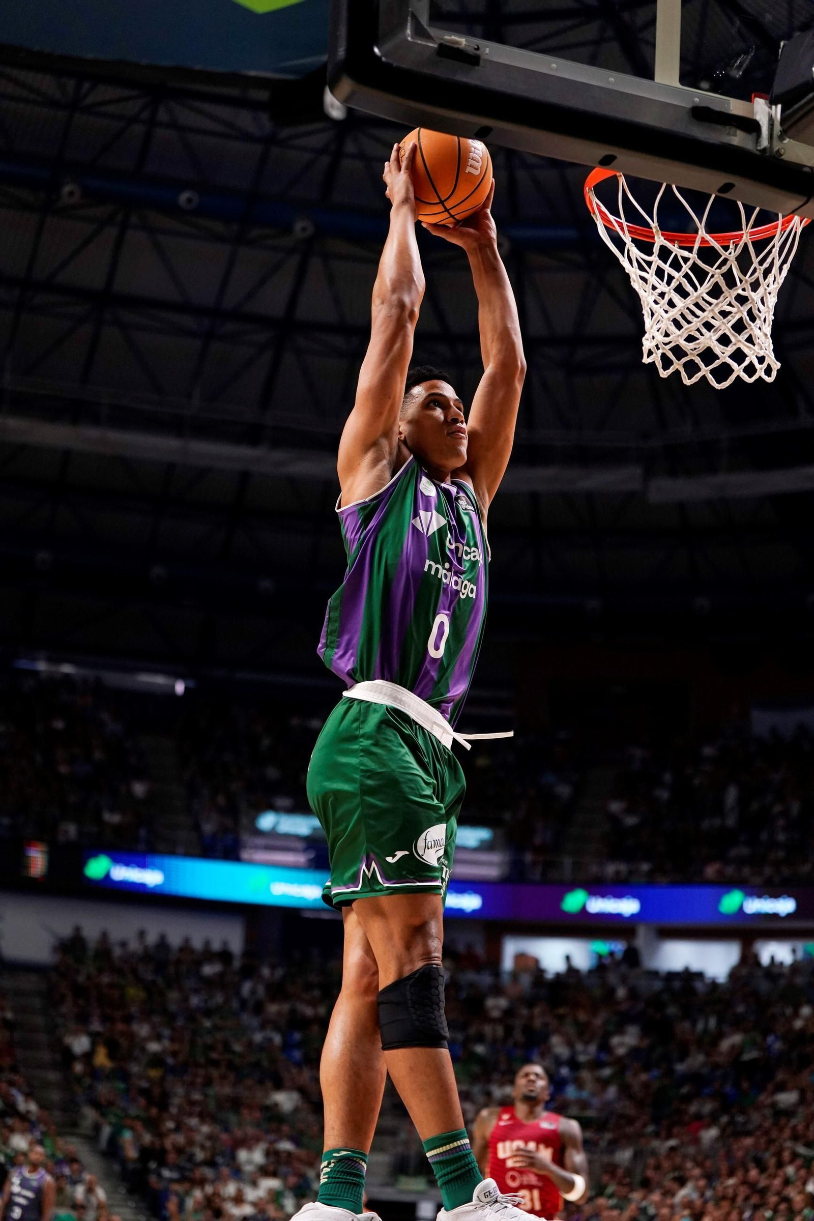 Tyson Pérez machaca.