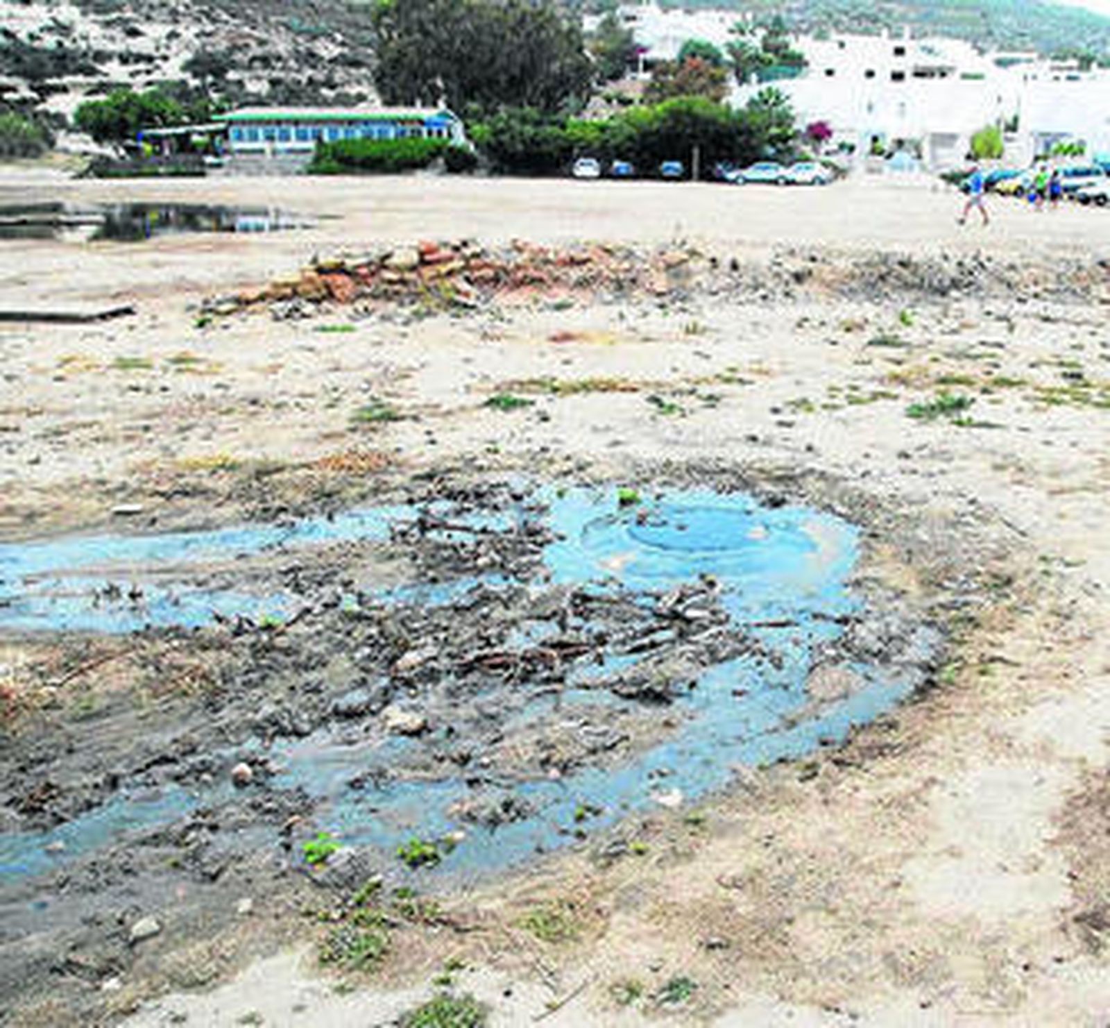 Vertidos en la playa de Agua Amarga.