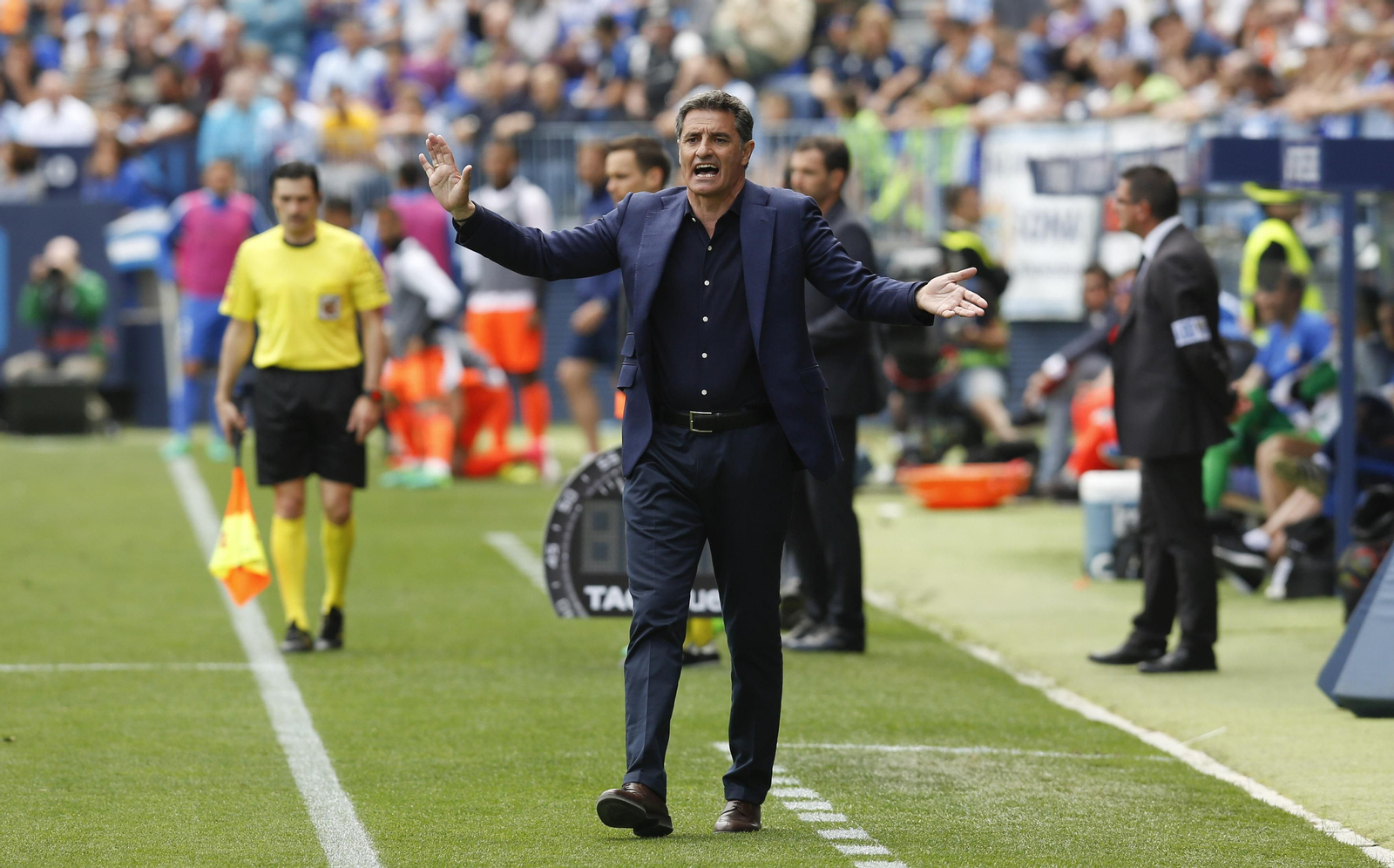 Míchel da indicaciones desde el banquillo de La Rosaleda.