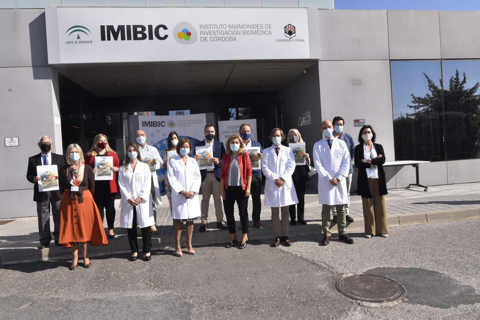 Representantes de las entidades reconocidas, en la entrada del Imibic.