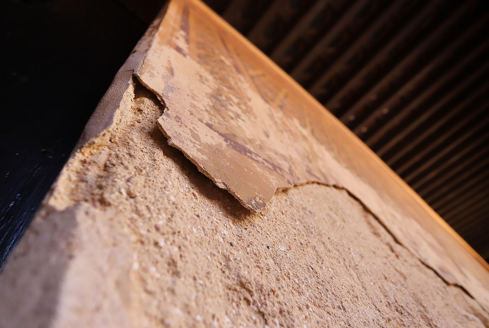 Estado de deterioro en el que se encuentra las pinturas murales del patio mudéjar de La Rábida.