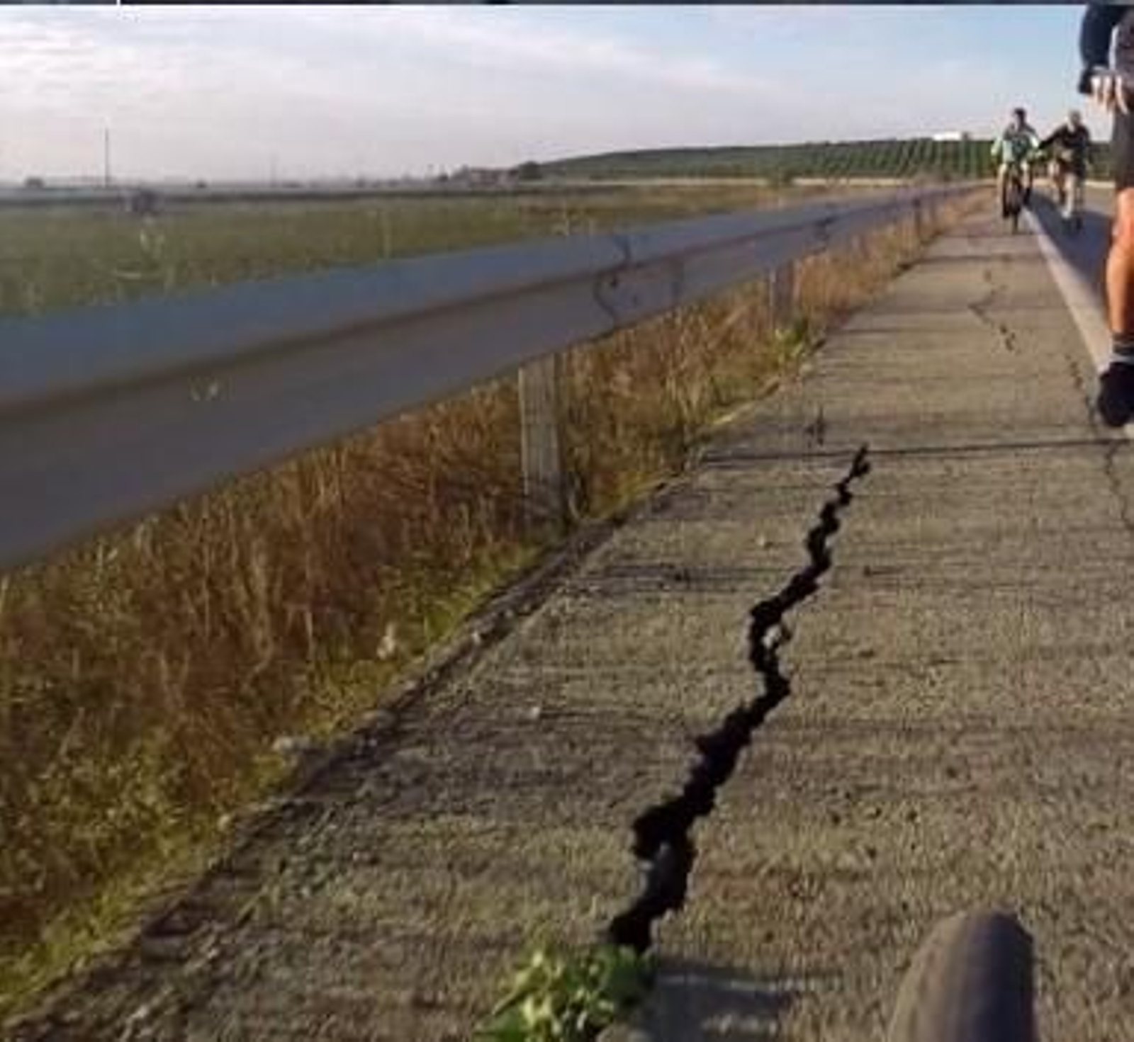 Las grietas y socavones de la carretera autonómica A-8006 de Sevilla a La Algaba y Villaverde