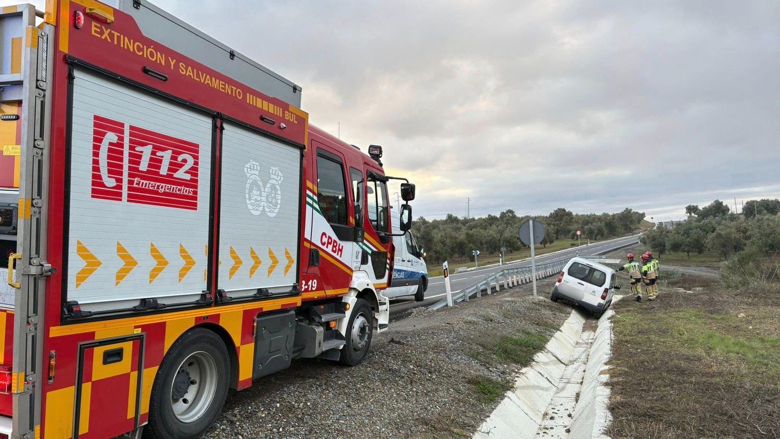 Unidades de bomberos asistiendo al accidente de tráfico.