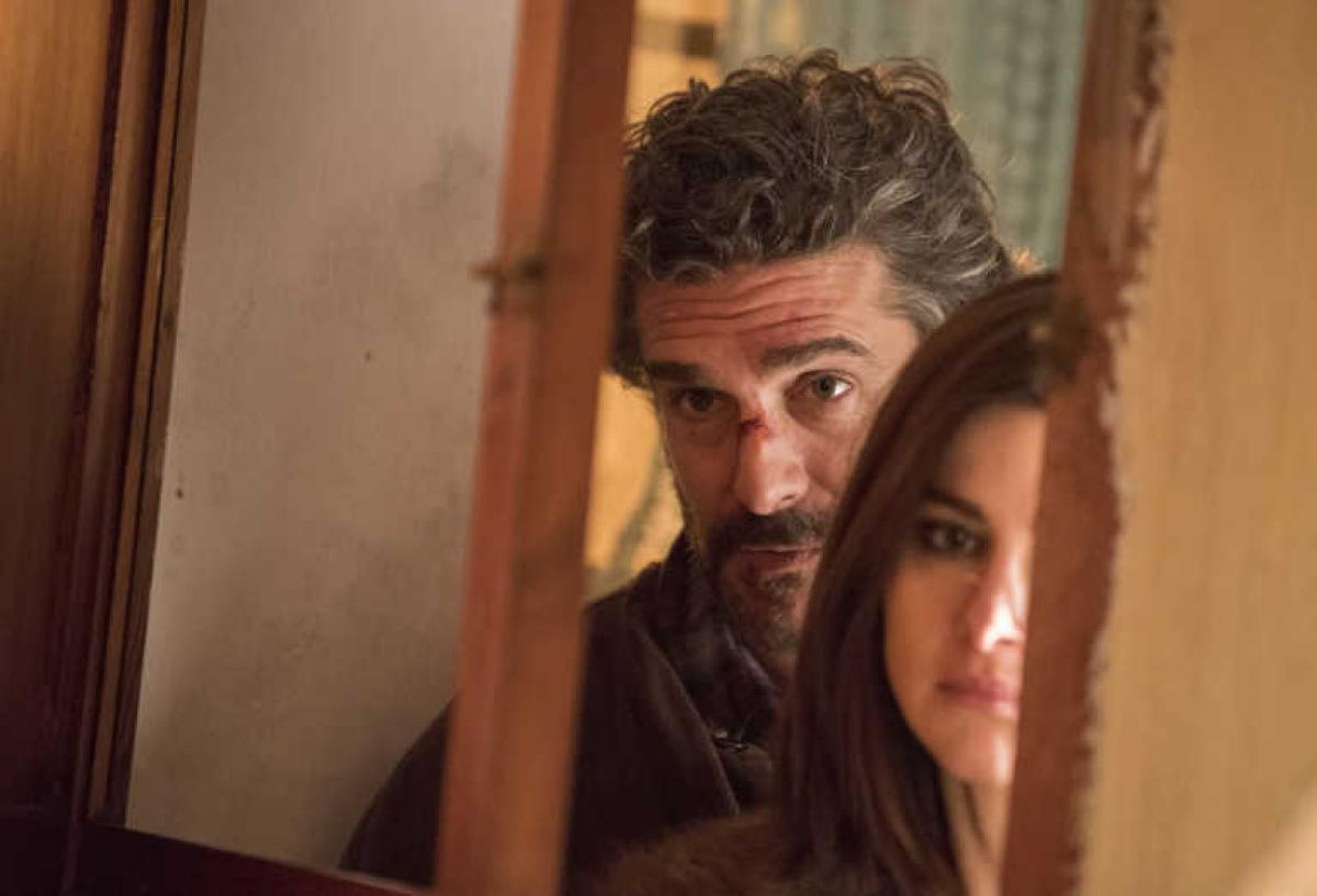 Leonardo Sbaraglia y Jelena Jovanoa en una imagen de 'El desentierro'.