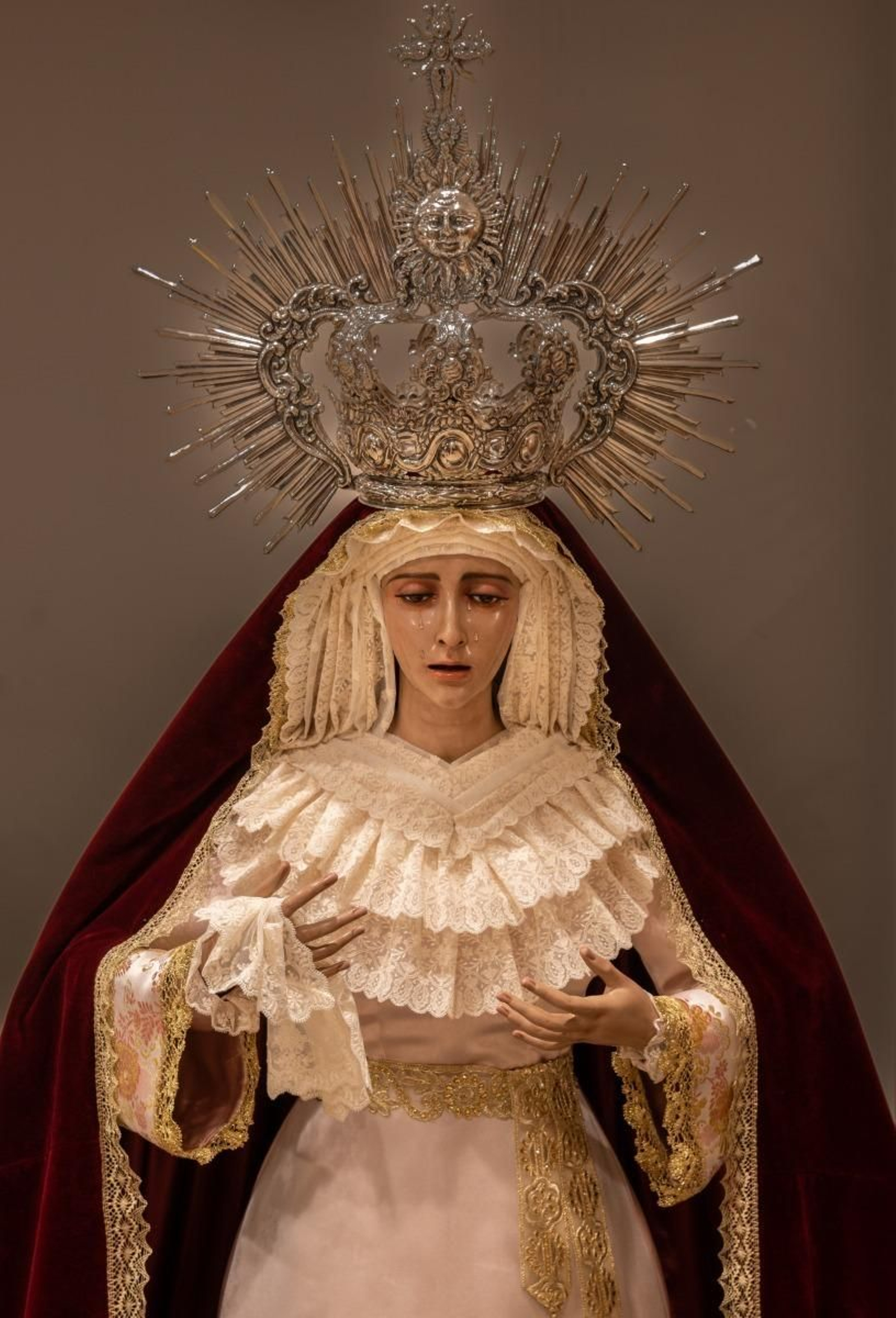 Sebastián Santos dona una Dolorosa a la parroquia de San Juan Pablo II de Montequinto.