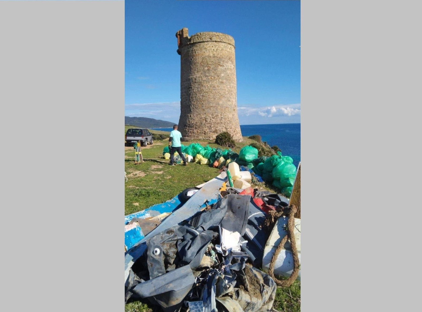 Basura recogida en la Torre de Guadalmesí, en Tarifa.