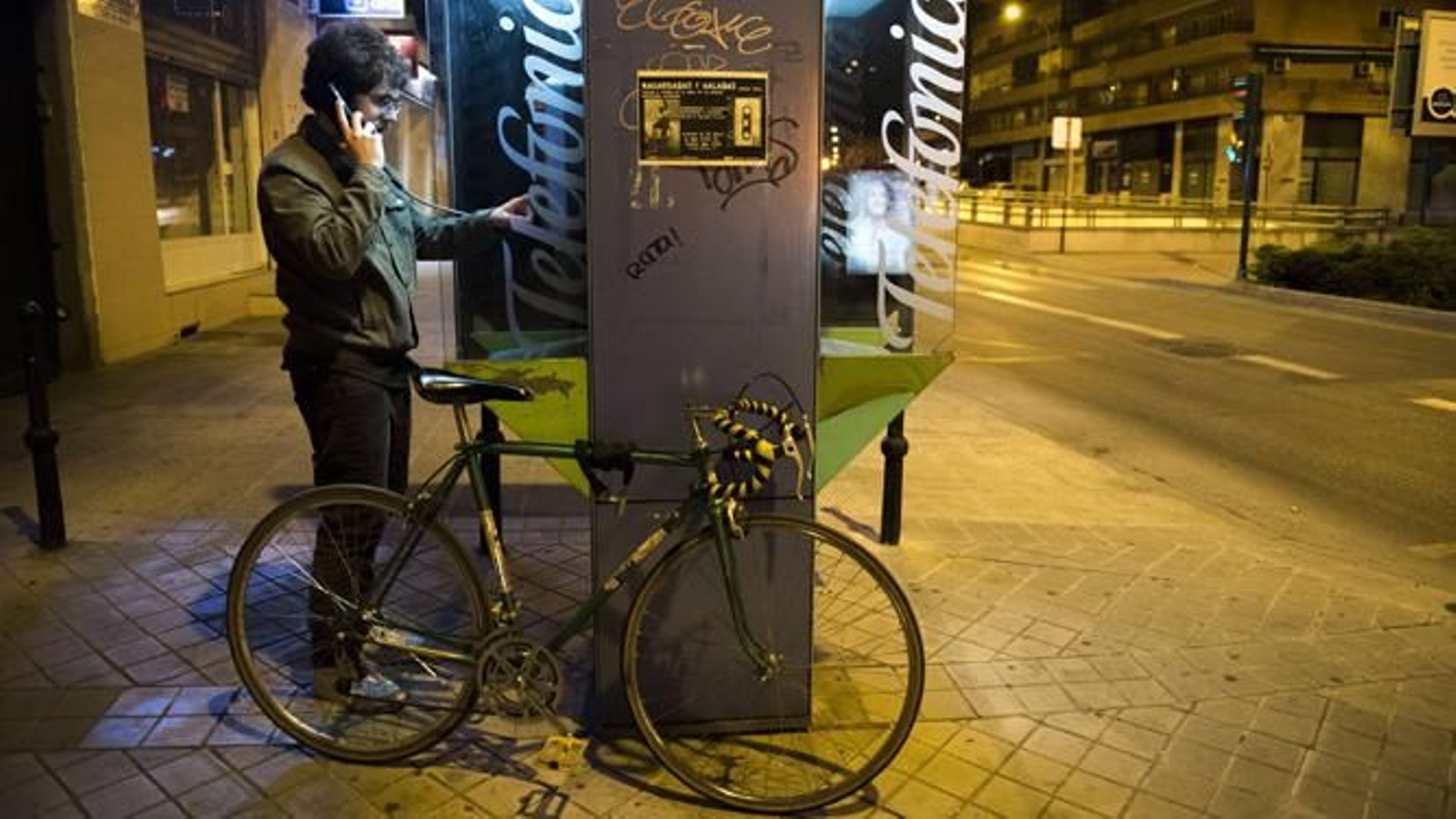 Un usuario utiliza una de las cabinas aún activas.