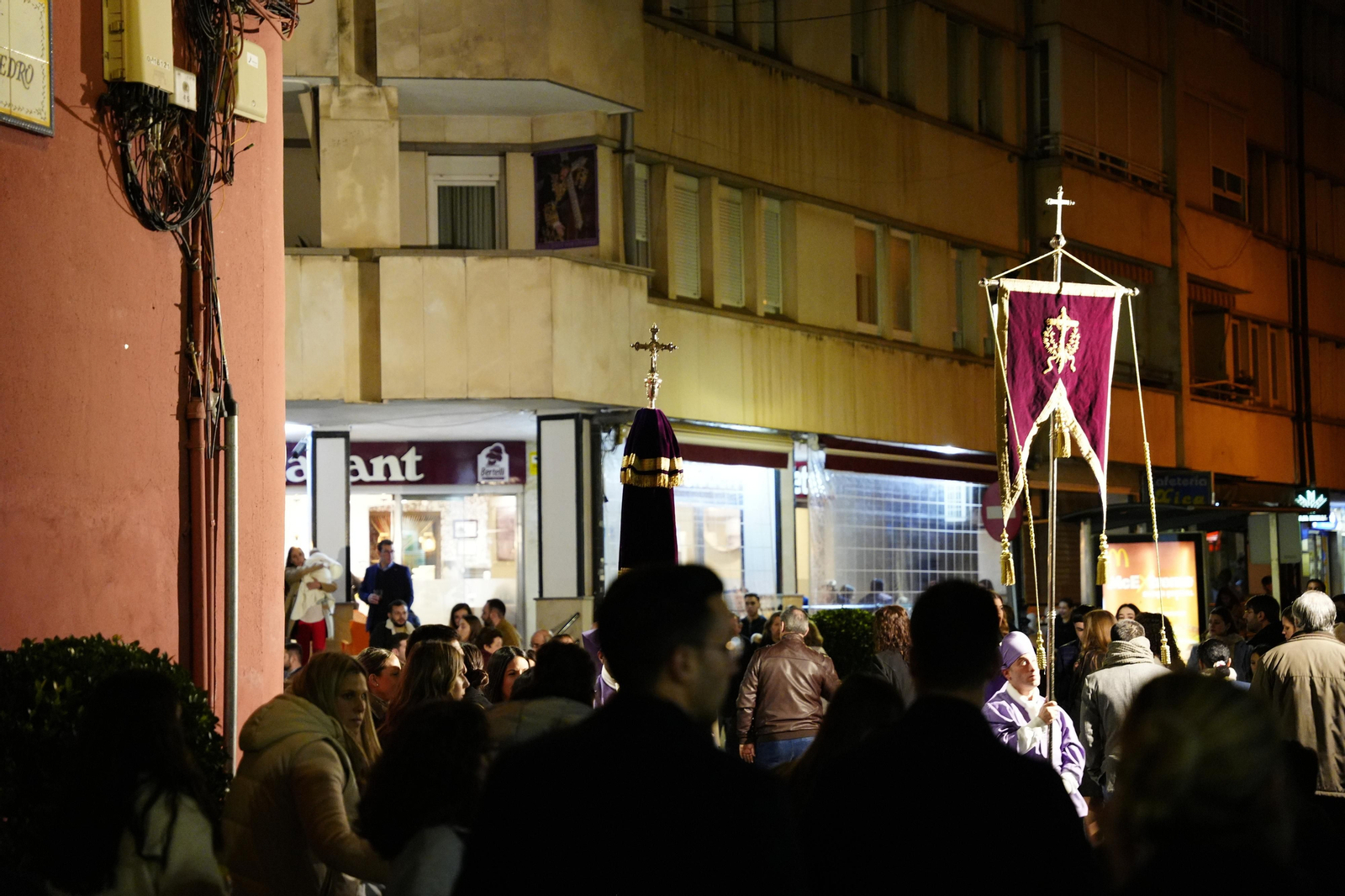 Viernes Santo en Lucena: Emoción ante el paso del Santo Entierro Viernes Santo en Lucena: Emoción ante el paso del Santo Entierro