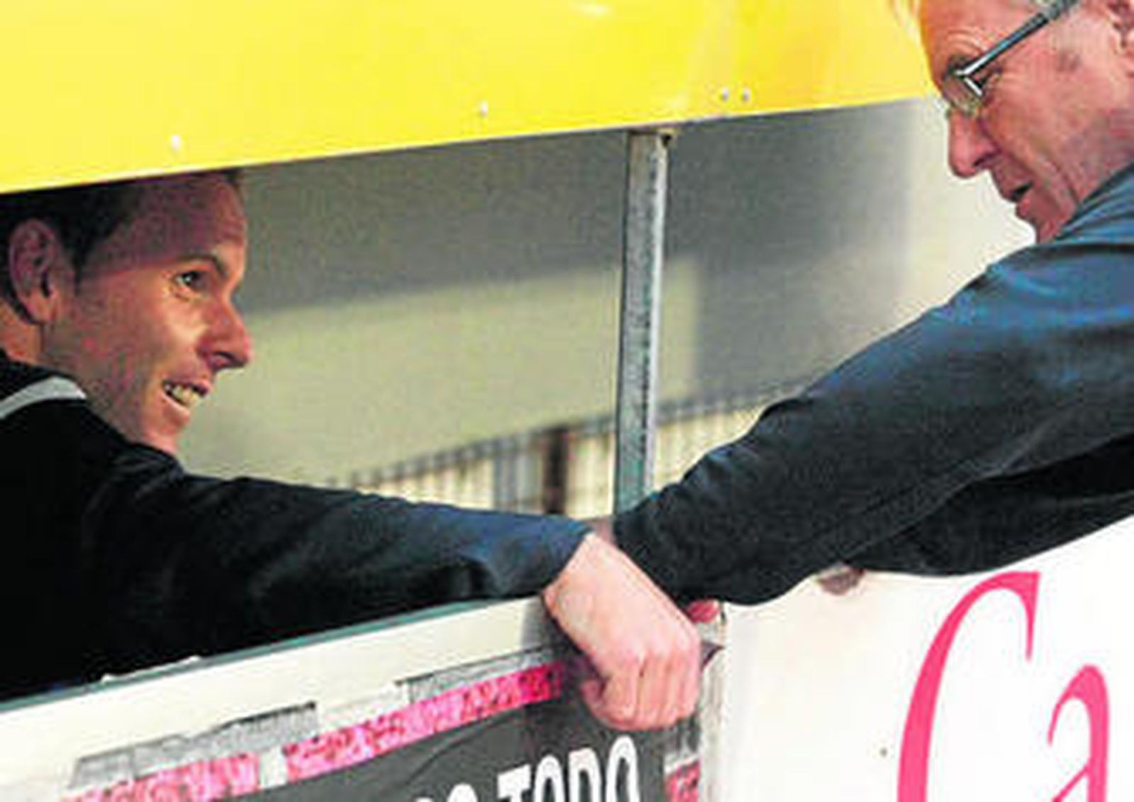 Juampe conversa con el masajista, Pepe García, ayer en el Municipal.