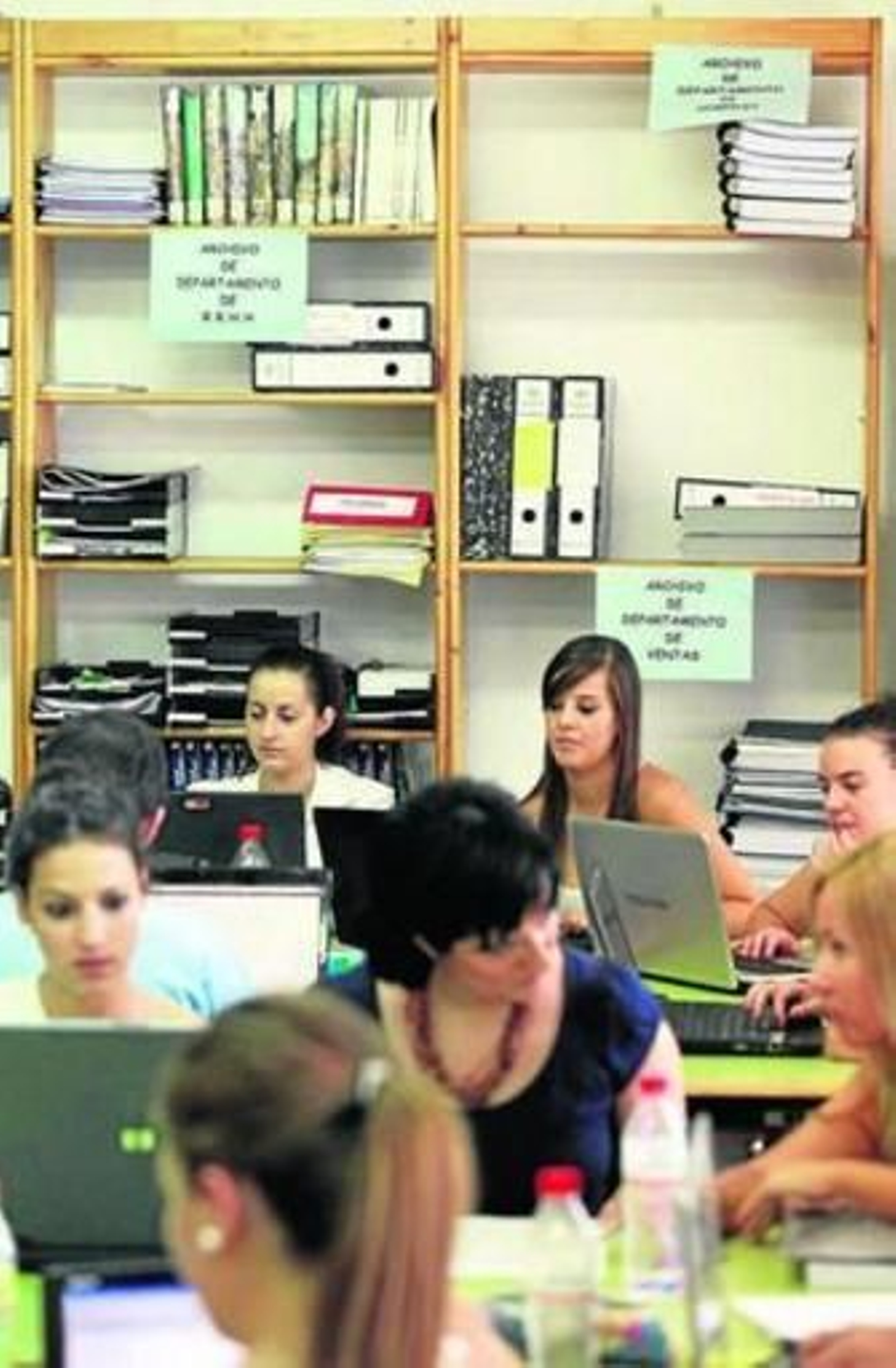 Estudiantes de FP en el taller de simulador de empresas.
