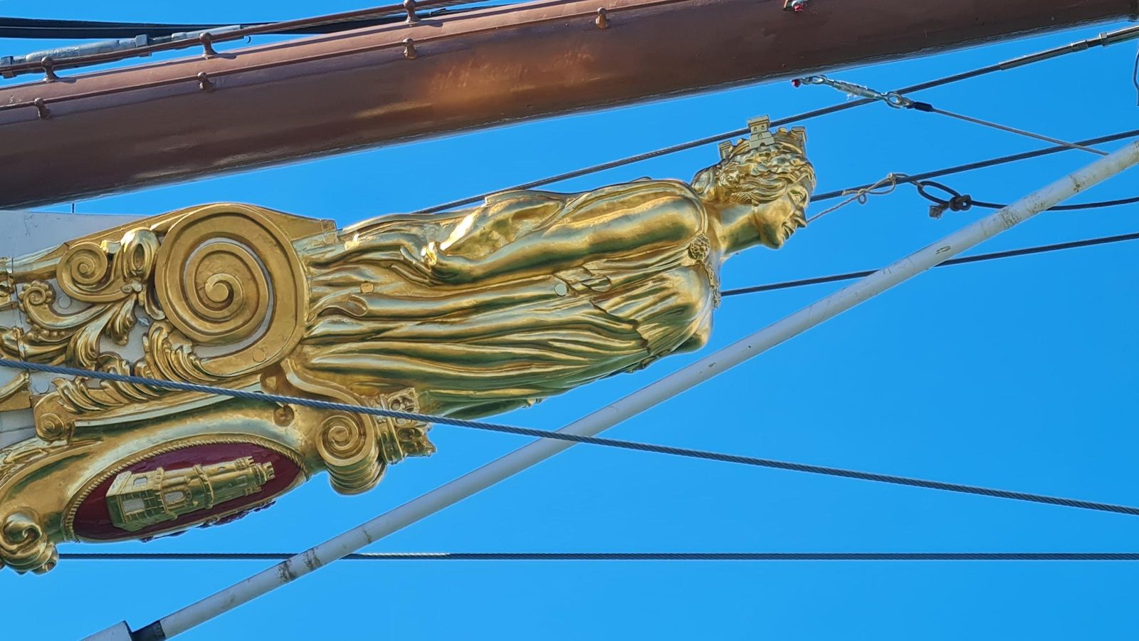 Mascarón de proa del Elcano, que ha sido restaurado en estos meses.