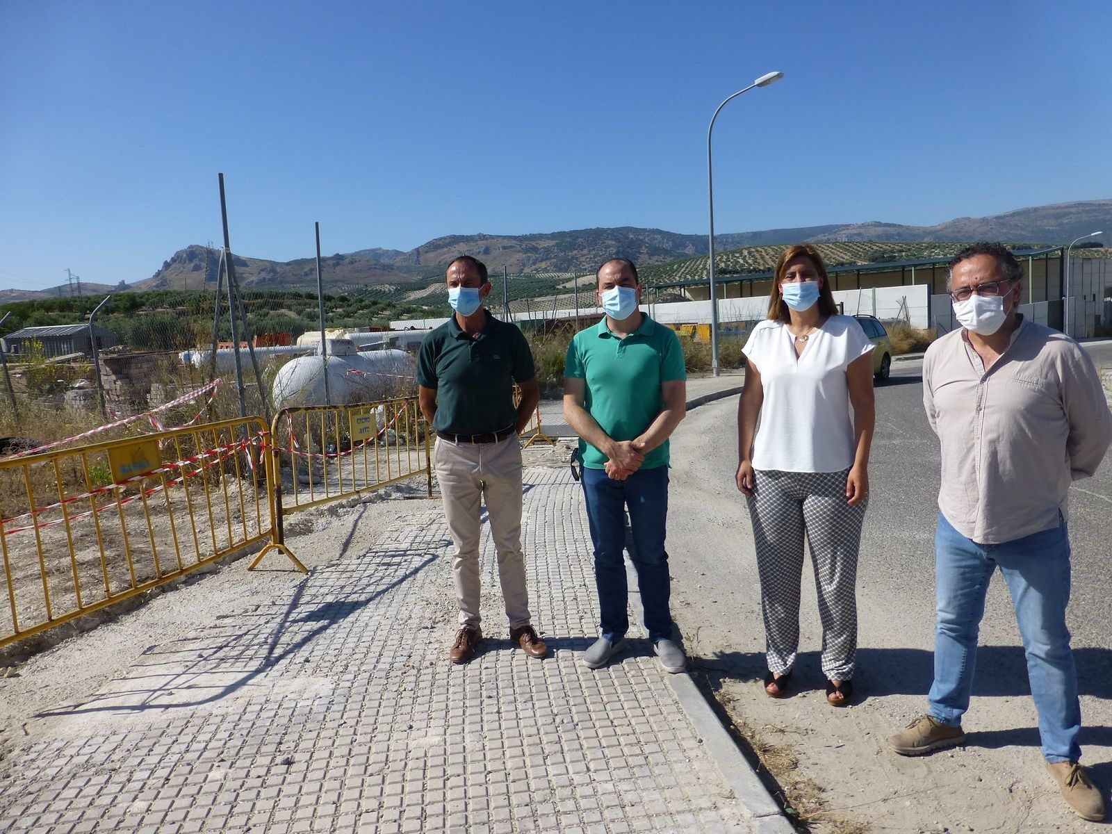 Dirigentes institucionales en la visita al enganche de agua.