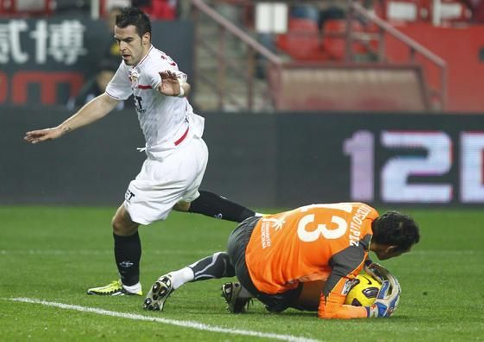 El Sevilla celebra la vuelta de Sergio Sánchez a los terrenos de juego con el pase a las semifinales de Copa del Rey ante el Villarreal (3-0). / Antonio Pizarro