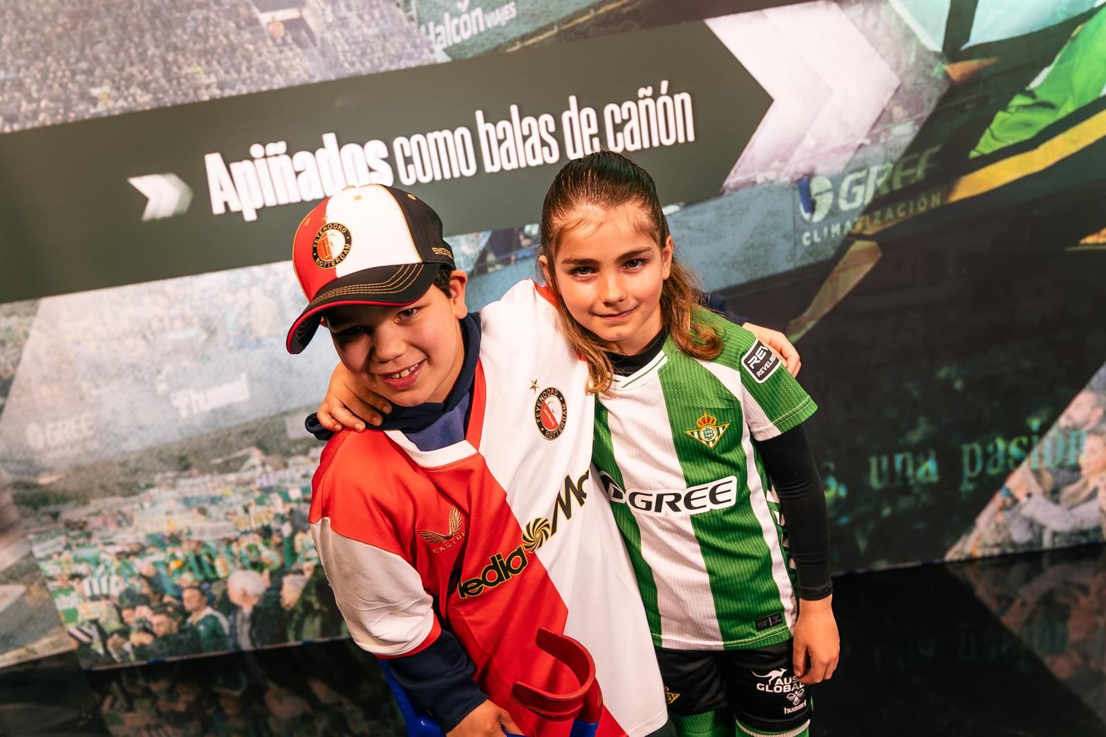 Ryan López, Fichaje Estrella de la Fundación RBB, recibe al neerlandès Miguel Pereira, un pequeño aficionado del Feyenoord.