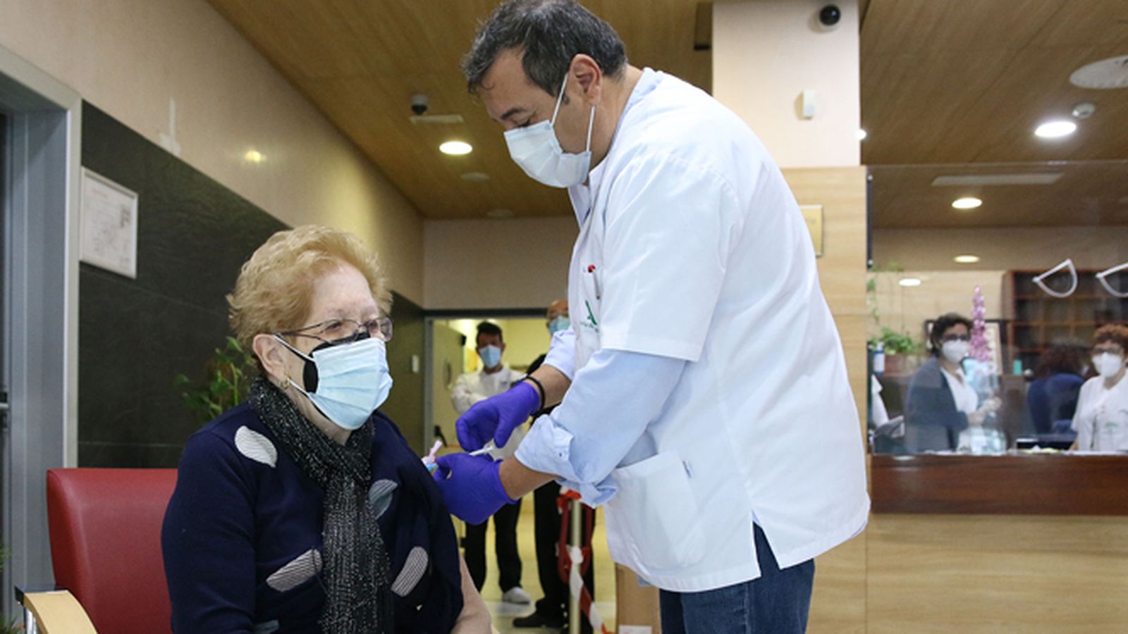 Vacunación de ancianos en una residencia.
