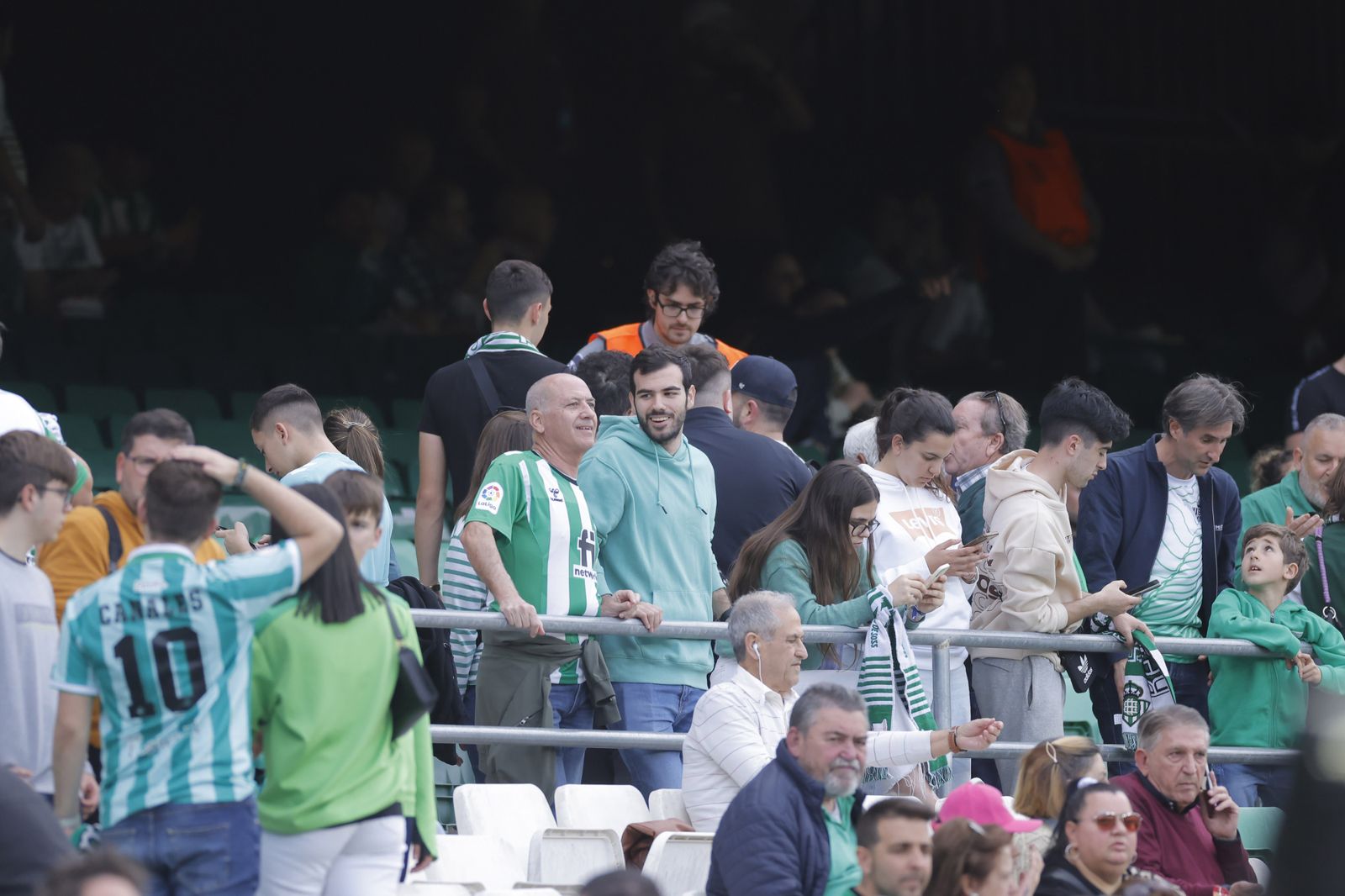 Búscate en las fotos del Betis-Manchester