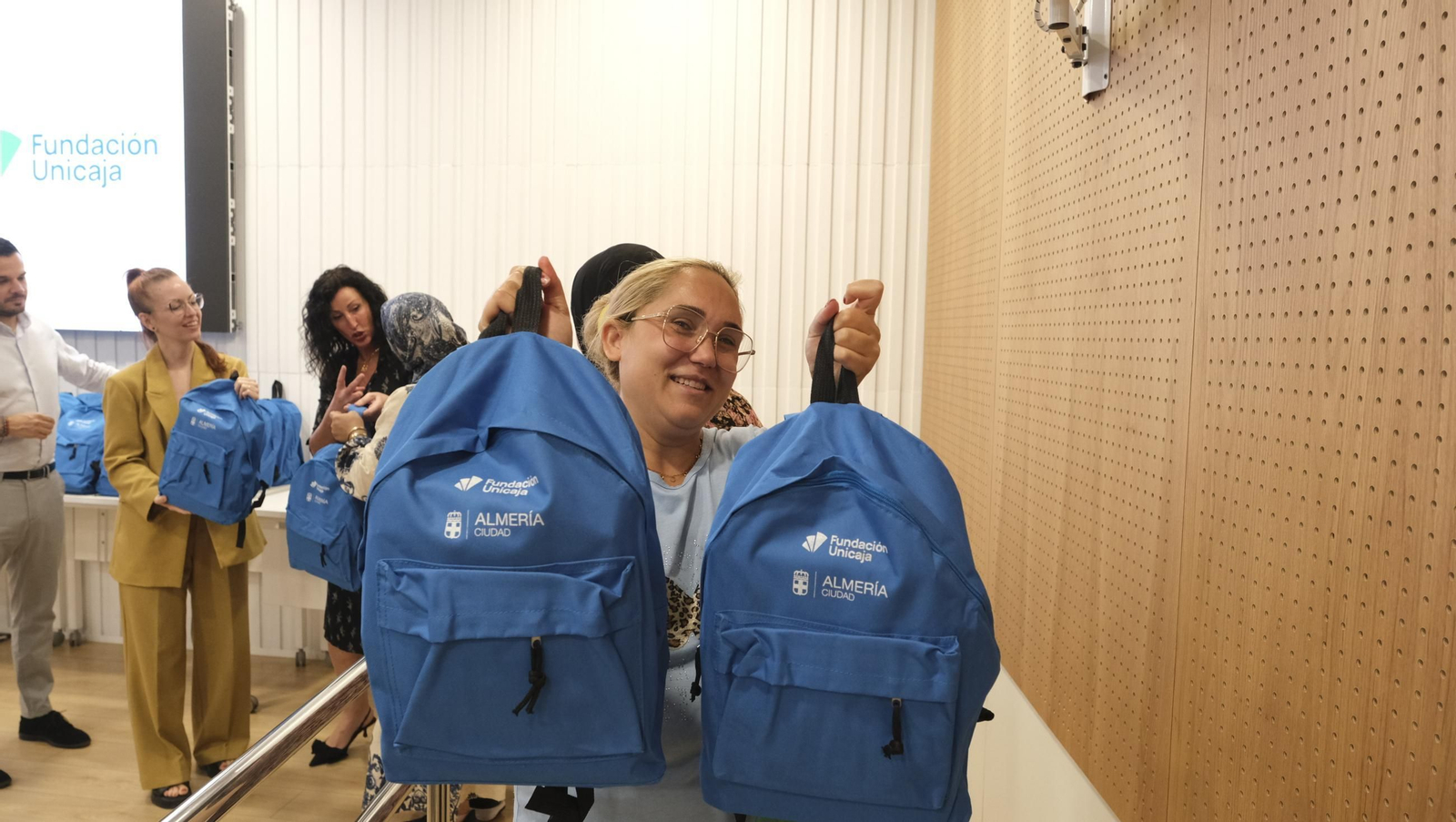 Entrega de material escolar a familias vulnerables, en imágenes