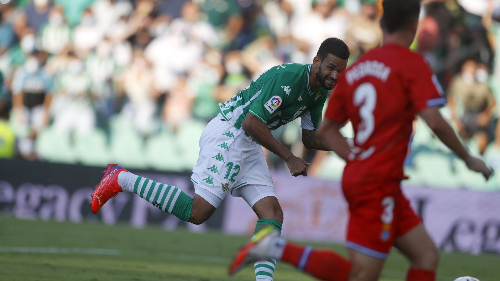Willian José dispara con la izquierda para conseguir su primer gol con el Betis.