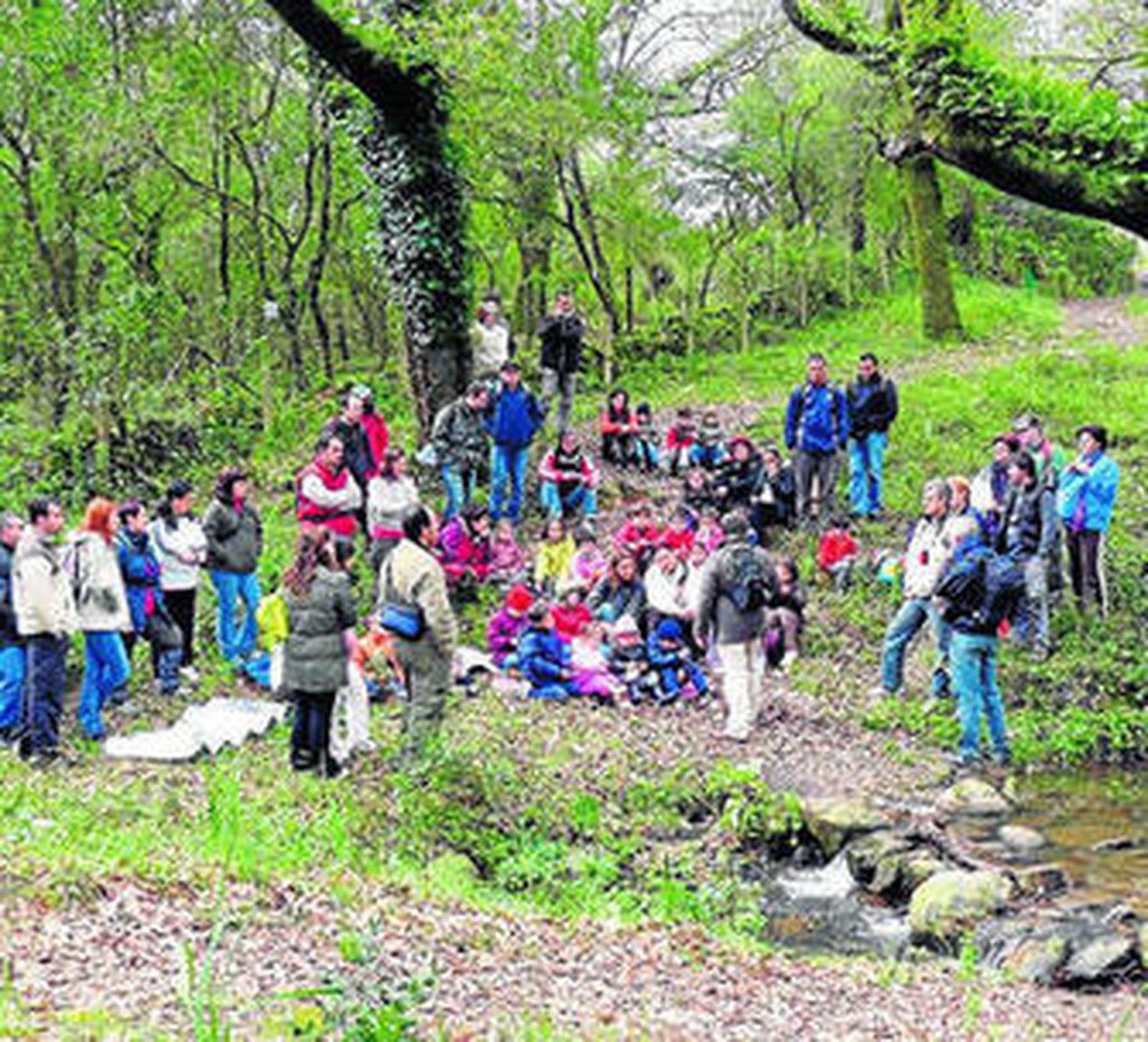 Un grupo de excursionistas durante una ruta organizada el pasado invierno por Pasos Contados.