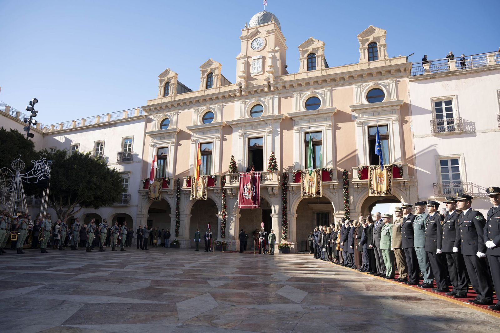 El Pendón vuelve a alzarse en Almería: memoria y ciudad bajo la luz de diciembre