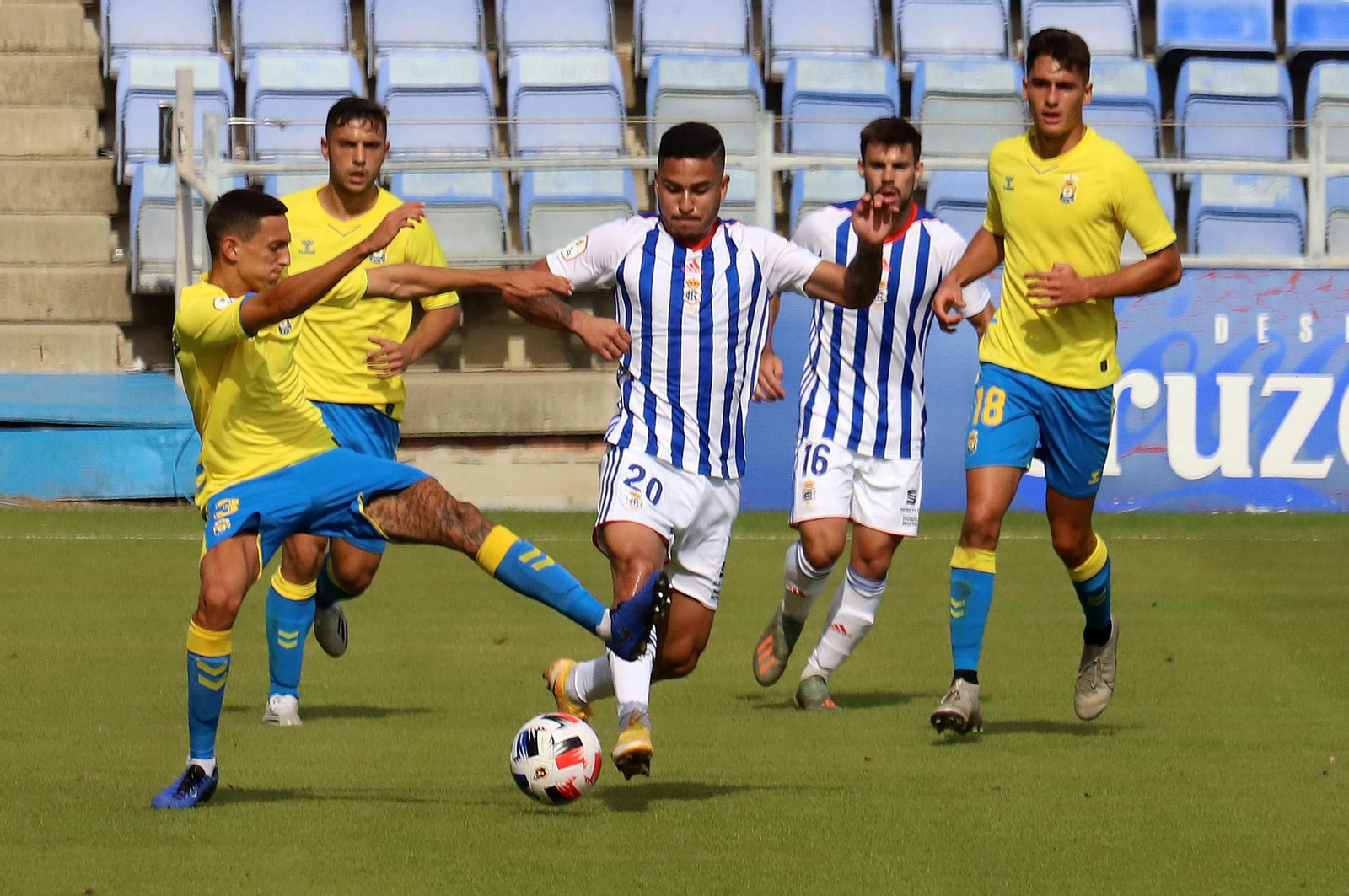 Yaimil Medina se marcha de un jugador de Las Palmas Atlético. Yaimil Medina se marcha de un jugador de Las Palmas Atlético.