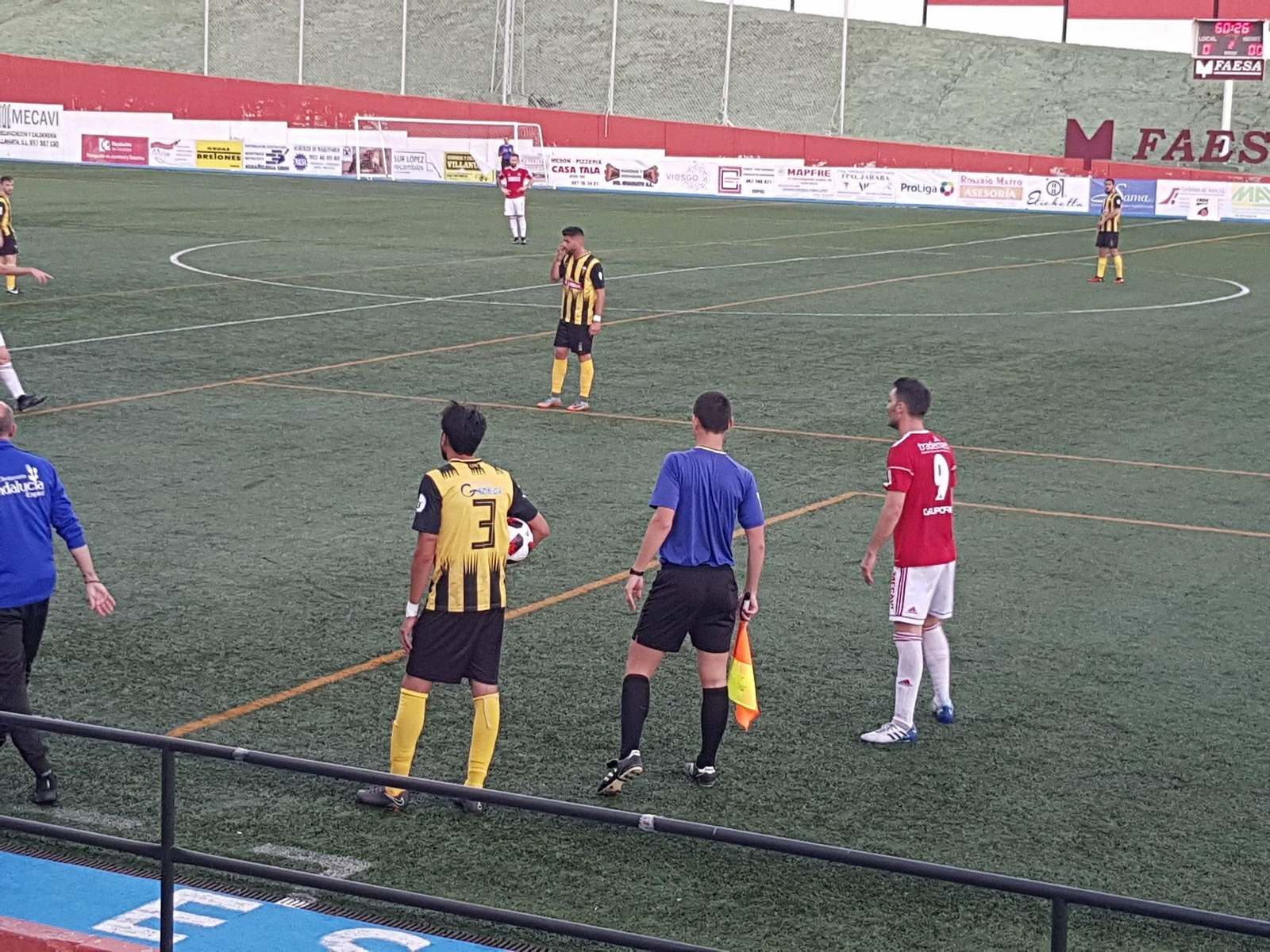 SergioMartínez se dispone a sacar de banda en un momento del encuentro jugado ayer en Espiel.