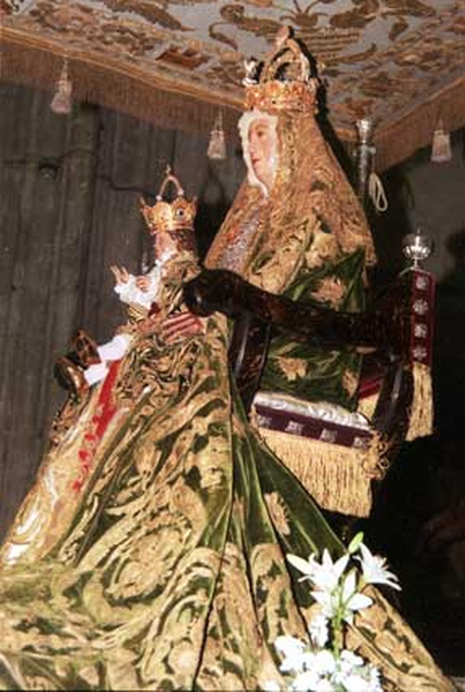 La Virgen de los Reyes lucirá el manto verde de Isabel II en la procesión del 15 de agosto