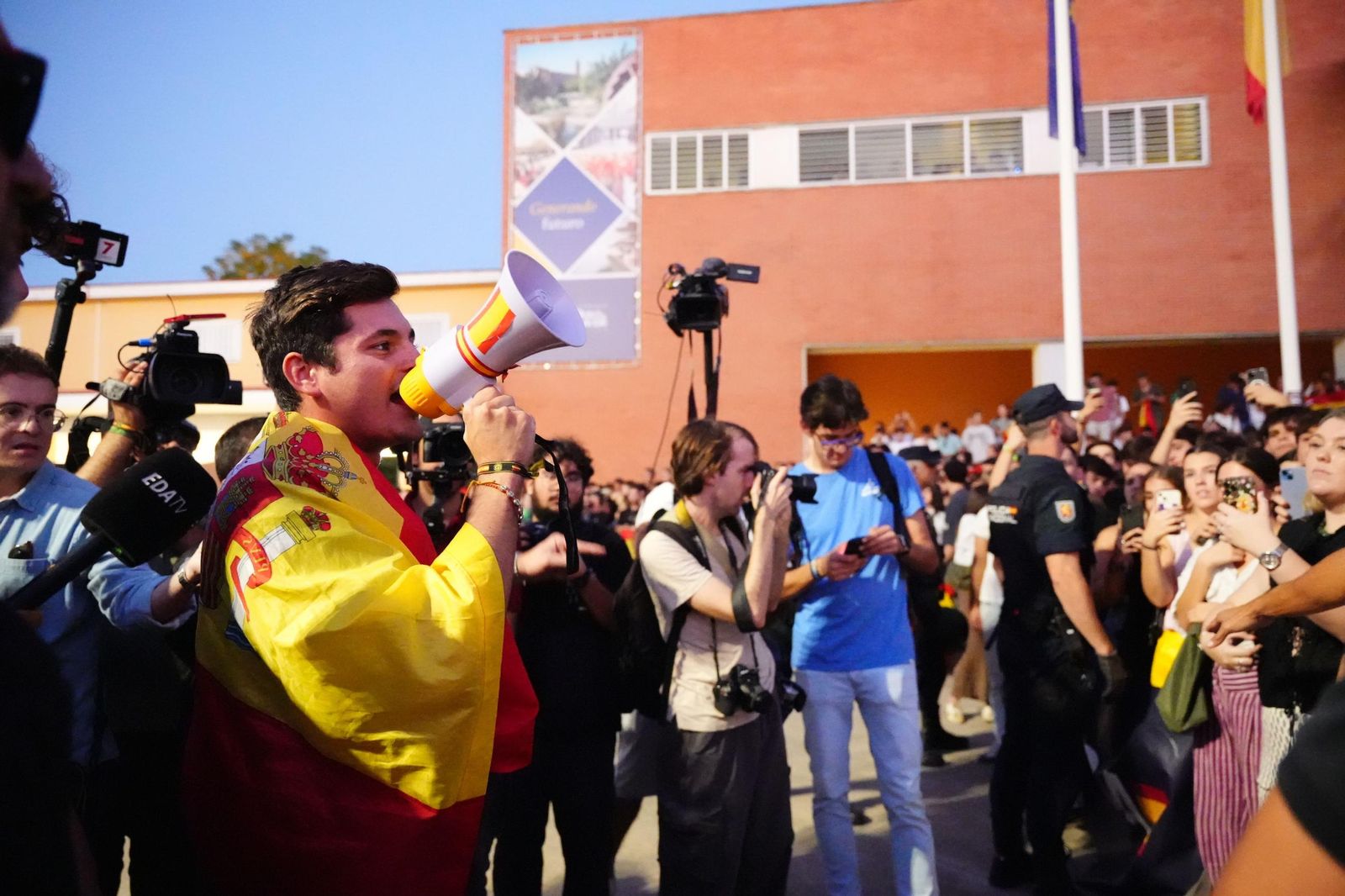 Vito Quiles en la Universidad Pablo de Olavide de Sevilla: fotos de las concetraciones a favor y en contra