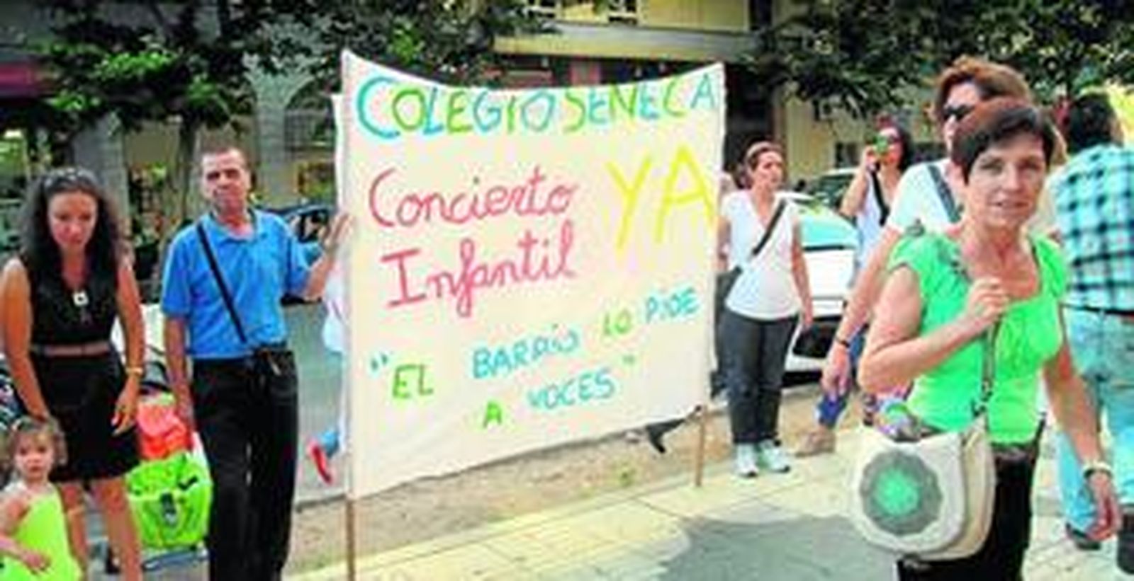 Padres del colegio Cervantes, ayer en la sede de la Delegación de Educación.