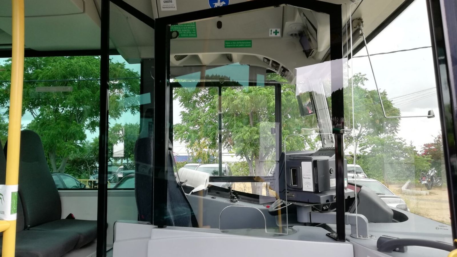 Una de las mamparas en la zona del conductor, que se están instalando en todos los autobuses.