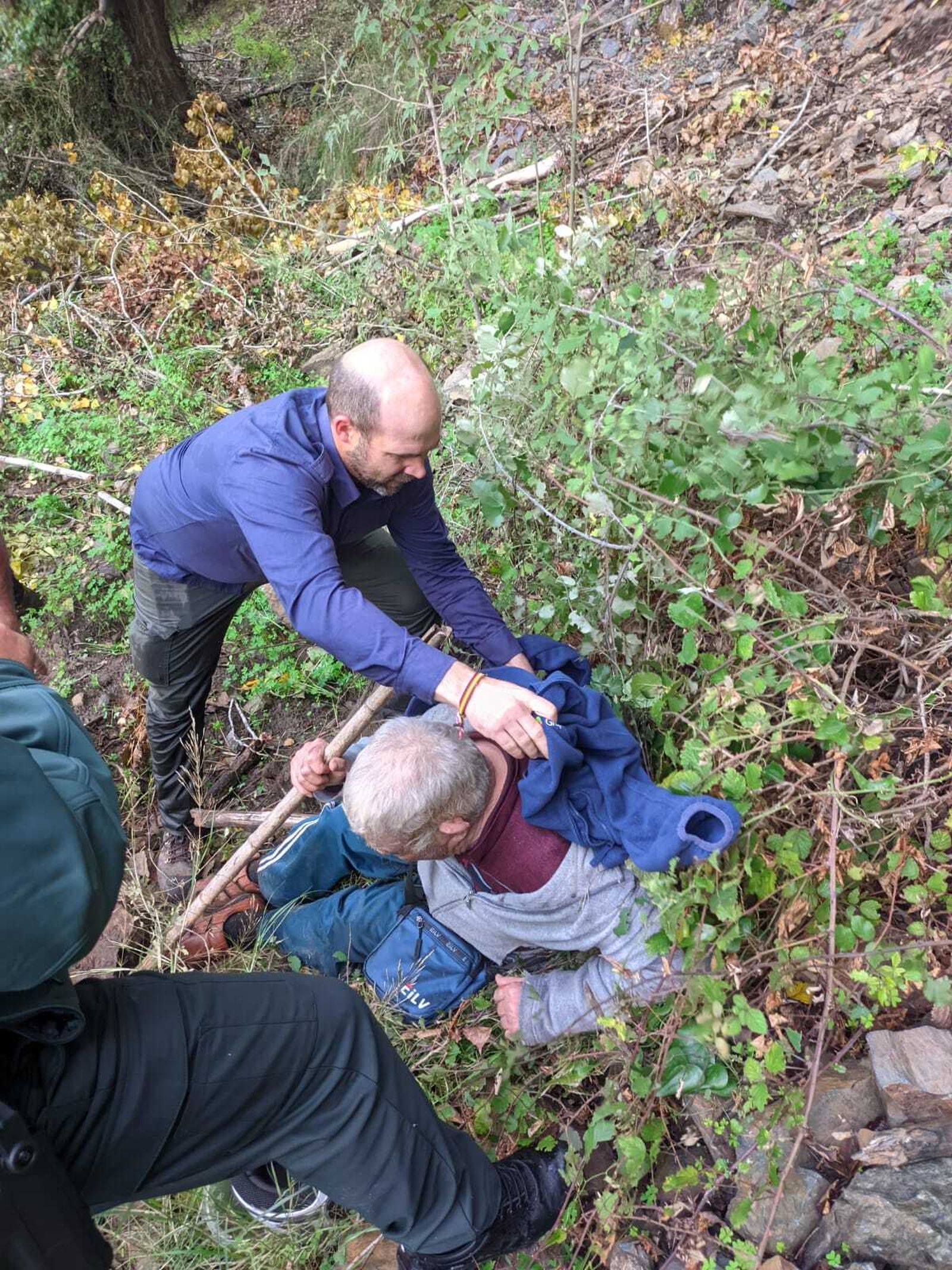 En las zarzas bajo las que se resguardó durante dos días en una finca de Benarrabá.