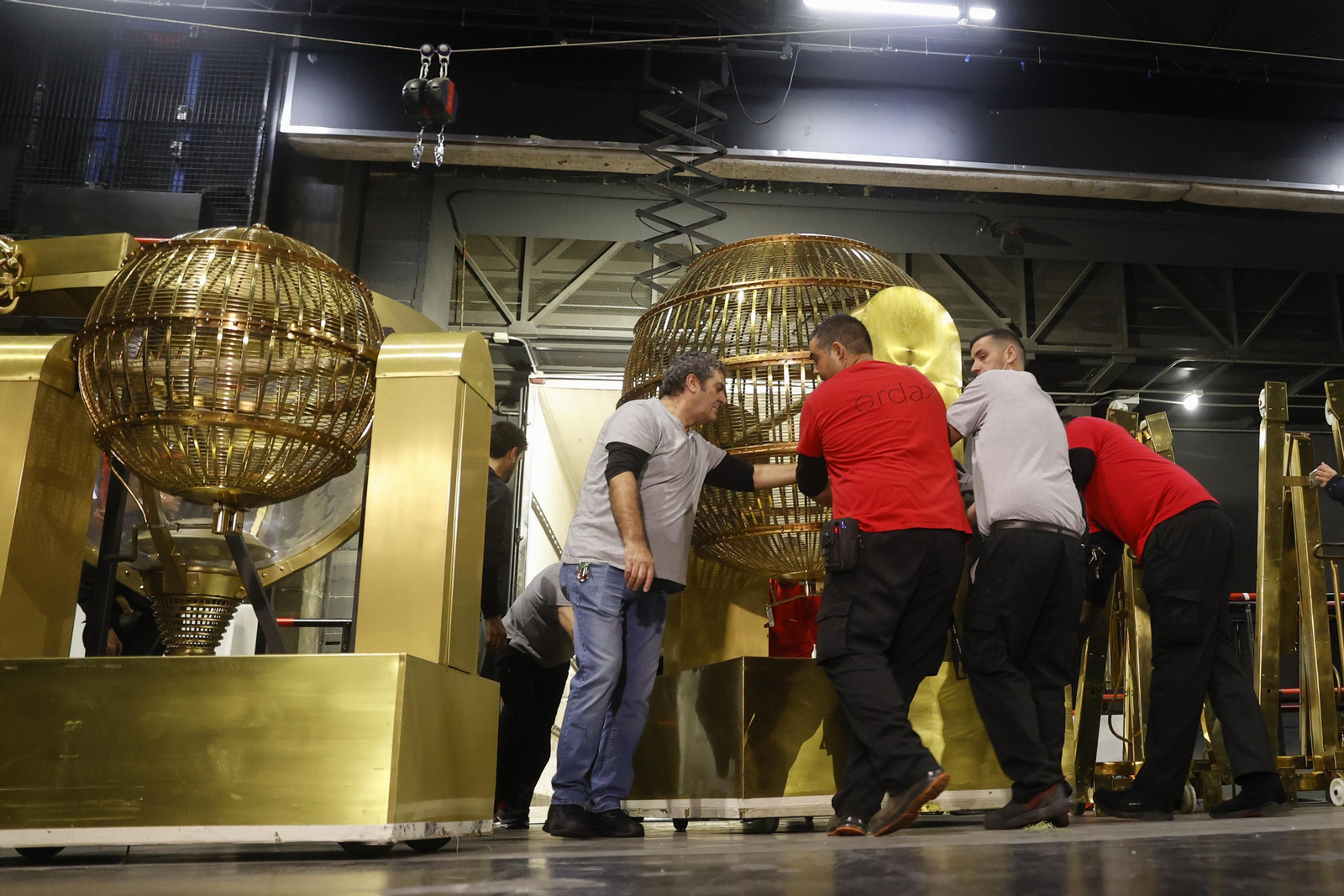 Las imágenes de la llegada de los bombos al Teatro Real