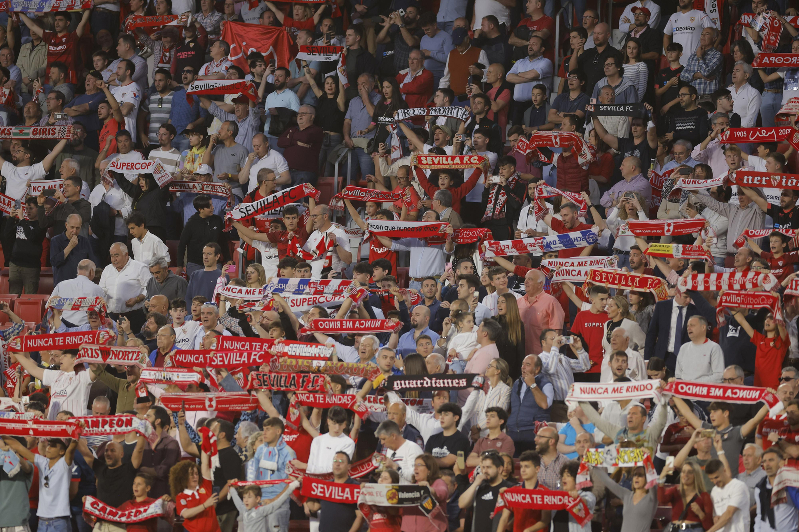 Búscate en las fotos del Sevilla-Celta