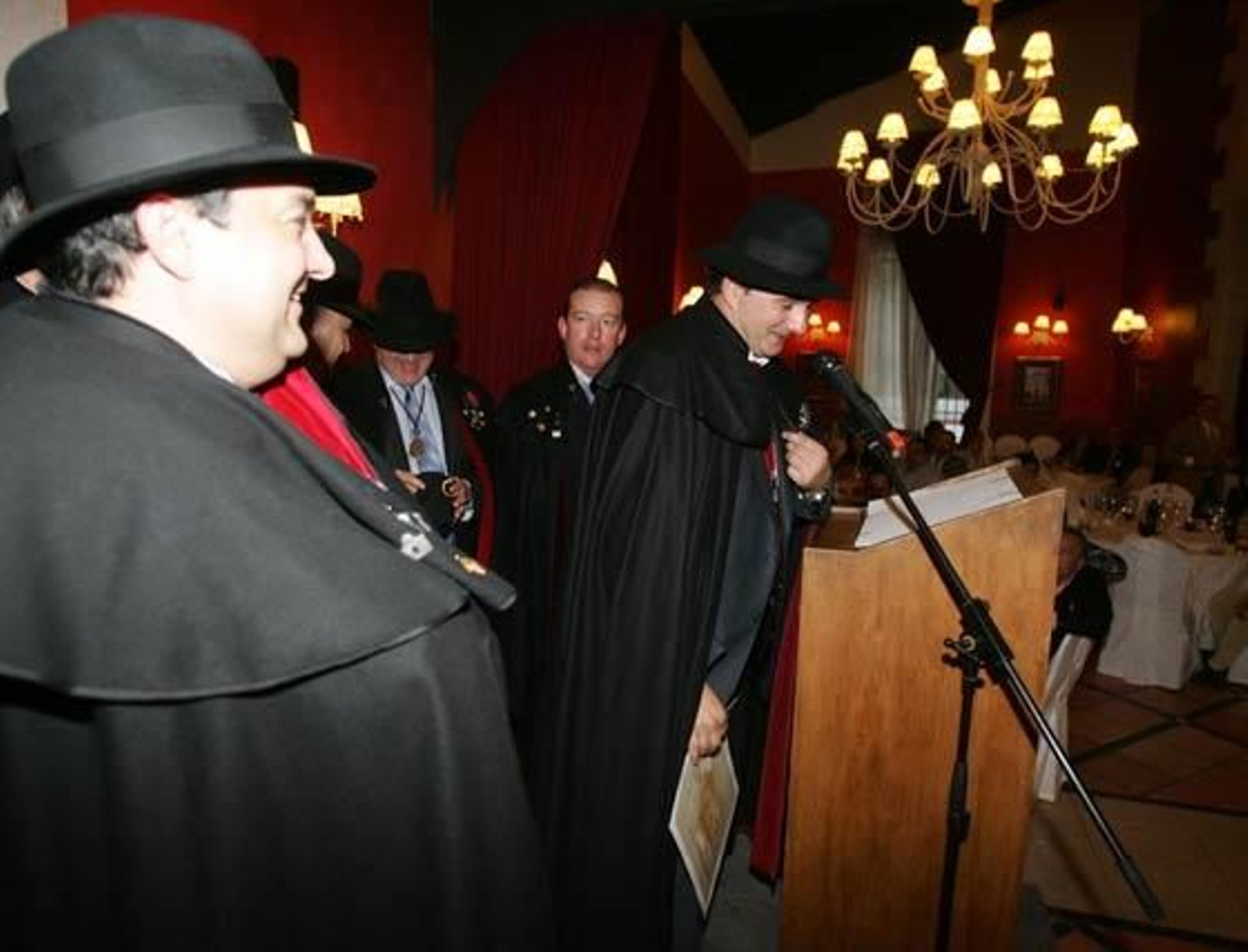 El Hotel Los Jándalos acoge la ceremonía de investidura de Emilio Viquiera, director deportivo del Xerez, como nuevo cofrade honorífico de la Cofradía del Botillo

Foto: Pascual