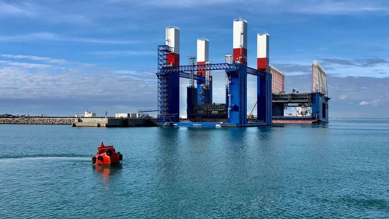 Las plataformas llevan años amarradas al nuevo muelle de contenedores y han sido trasladadas al Muelle 5