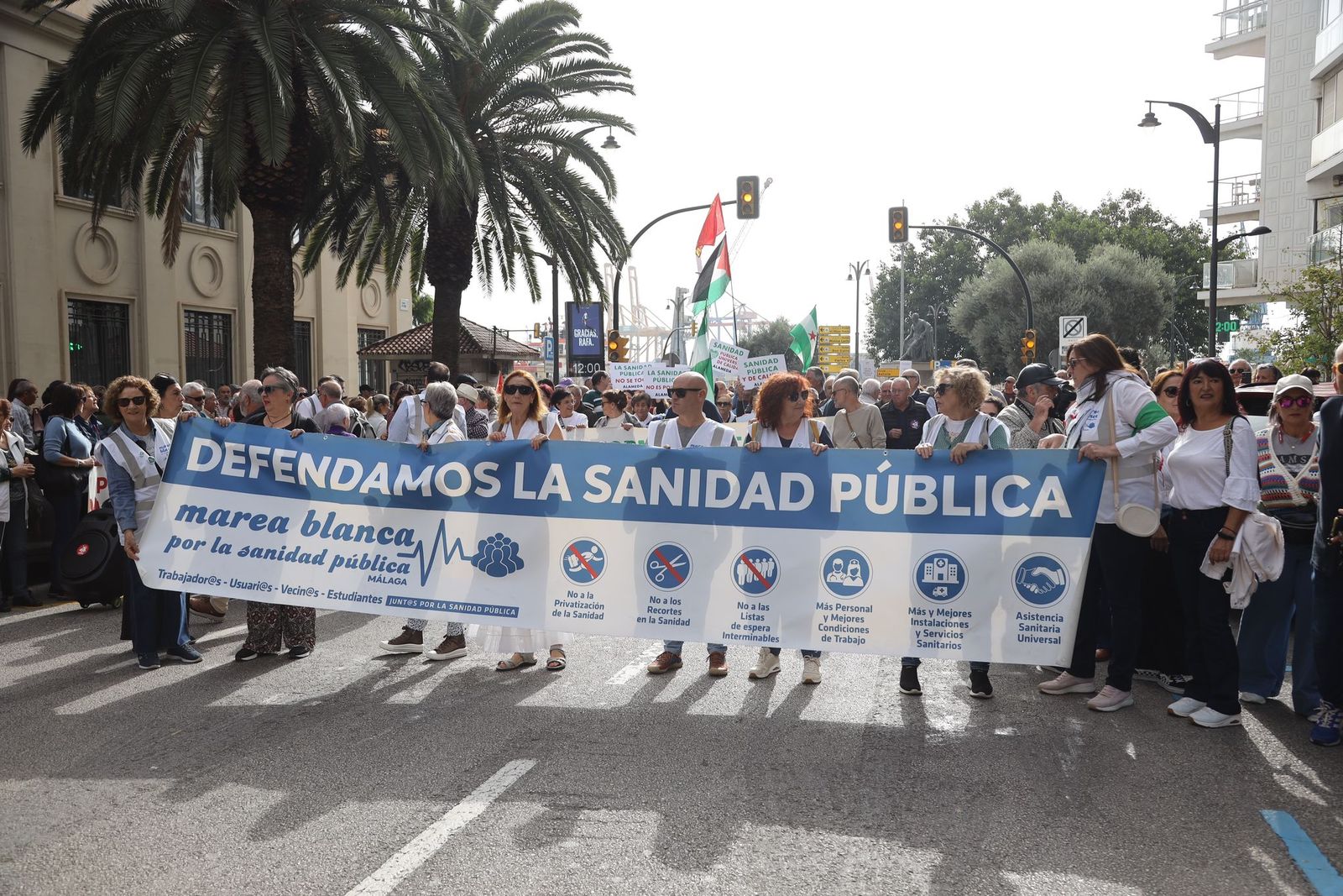 Todas las fotos de la manifestación en Málaga contra el "deterioro" de la sanidad pública