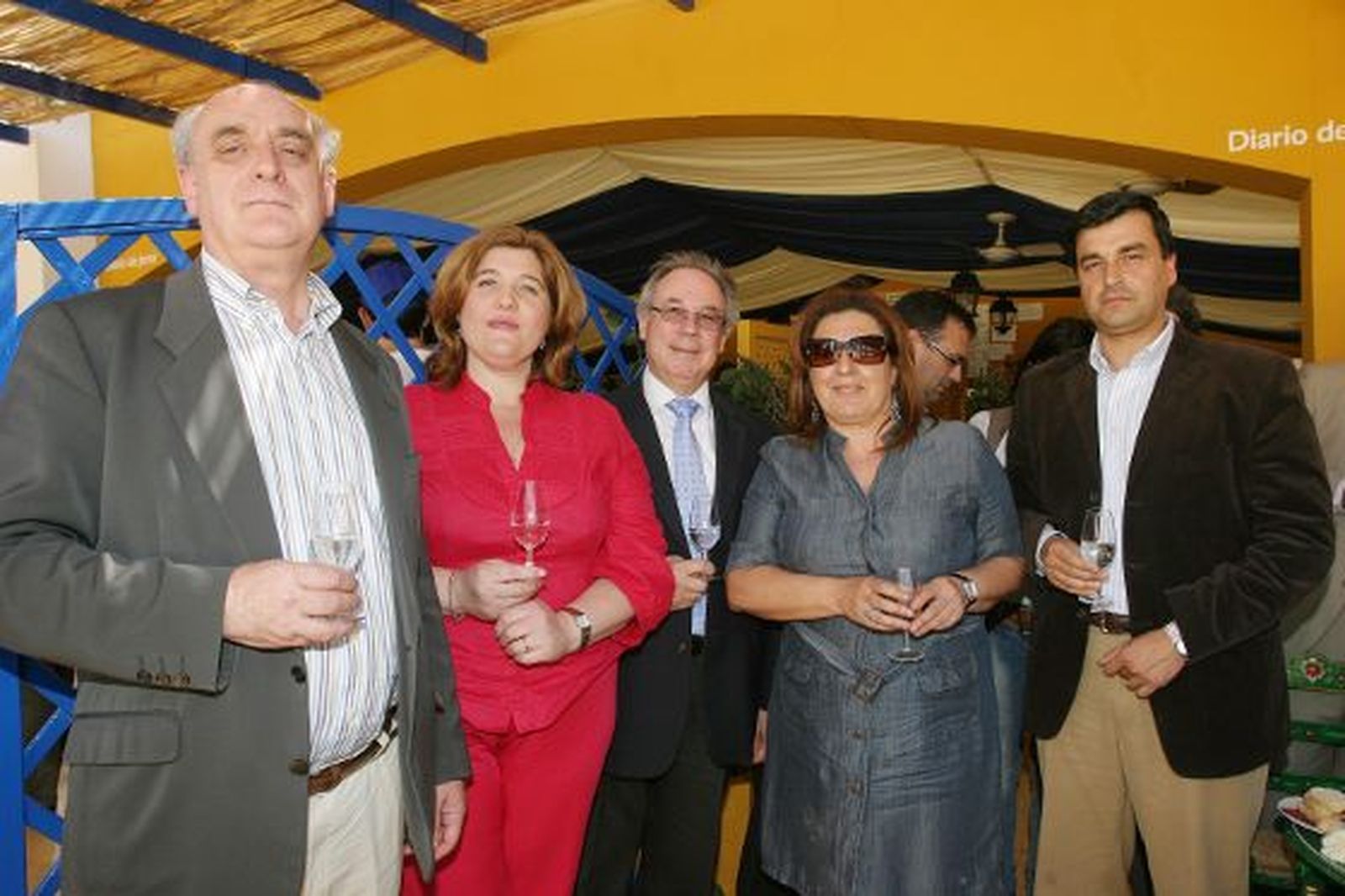 Blanca Alcántara posa junto a Paco Pérez y Francisco José González, de Escuelas Católicas, su esposa y Javier Anso, director del colegio San Felipe Neri, de Cádiz.

Foto: Vanesa Lobo